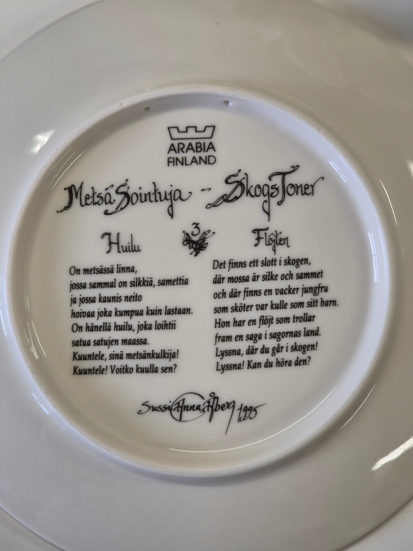 Arabia Metsäsointuja Wall Plate - Sussi Anna Åberg / 1995