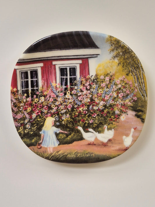 Arabia Finland "Kotiseutu" Wall Plate – Anita Rantanen-Siewers (1995)
