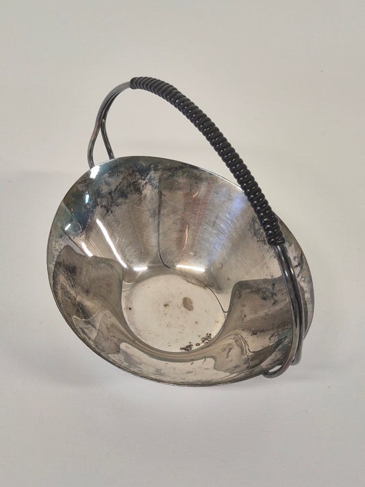 Vintage Serving Bowl with Handle – Functional Charm & Timeless Design