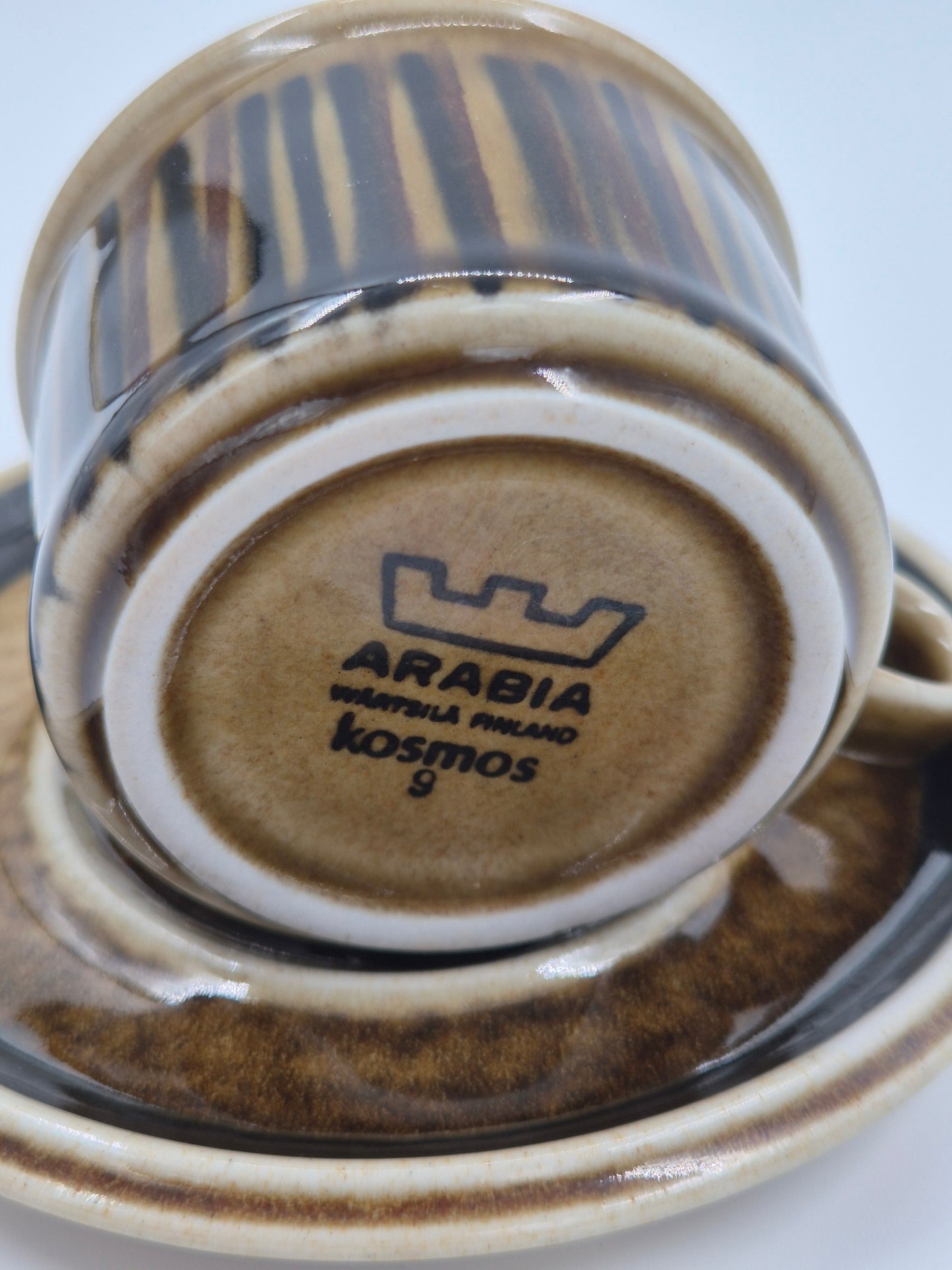 Arabia Kosmos mokka kop en schotel door Gunvor Olin-Grönqvist (1963-1976)