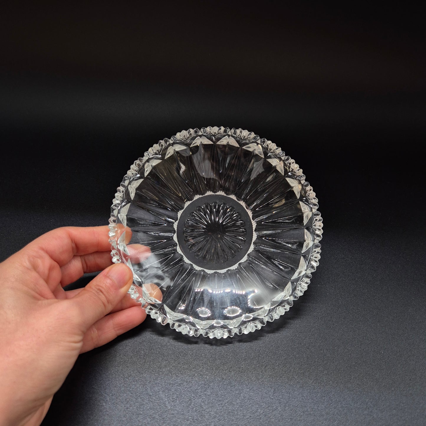 Assiette à dessert vintage en verre pressé élégant