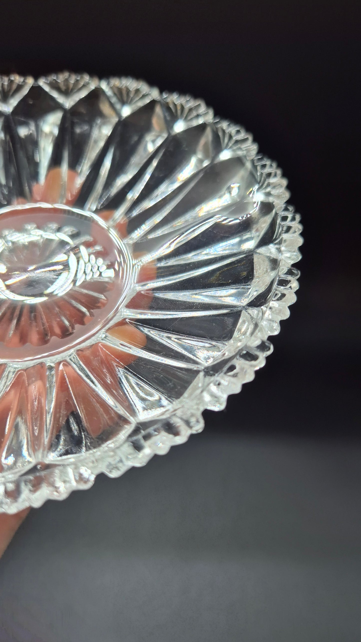 Assiette à dessert vintage en verre pressé élégant