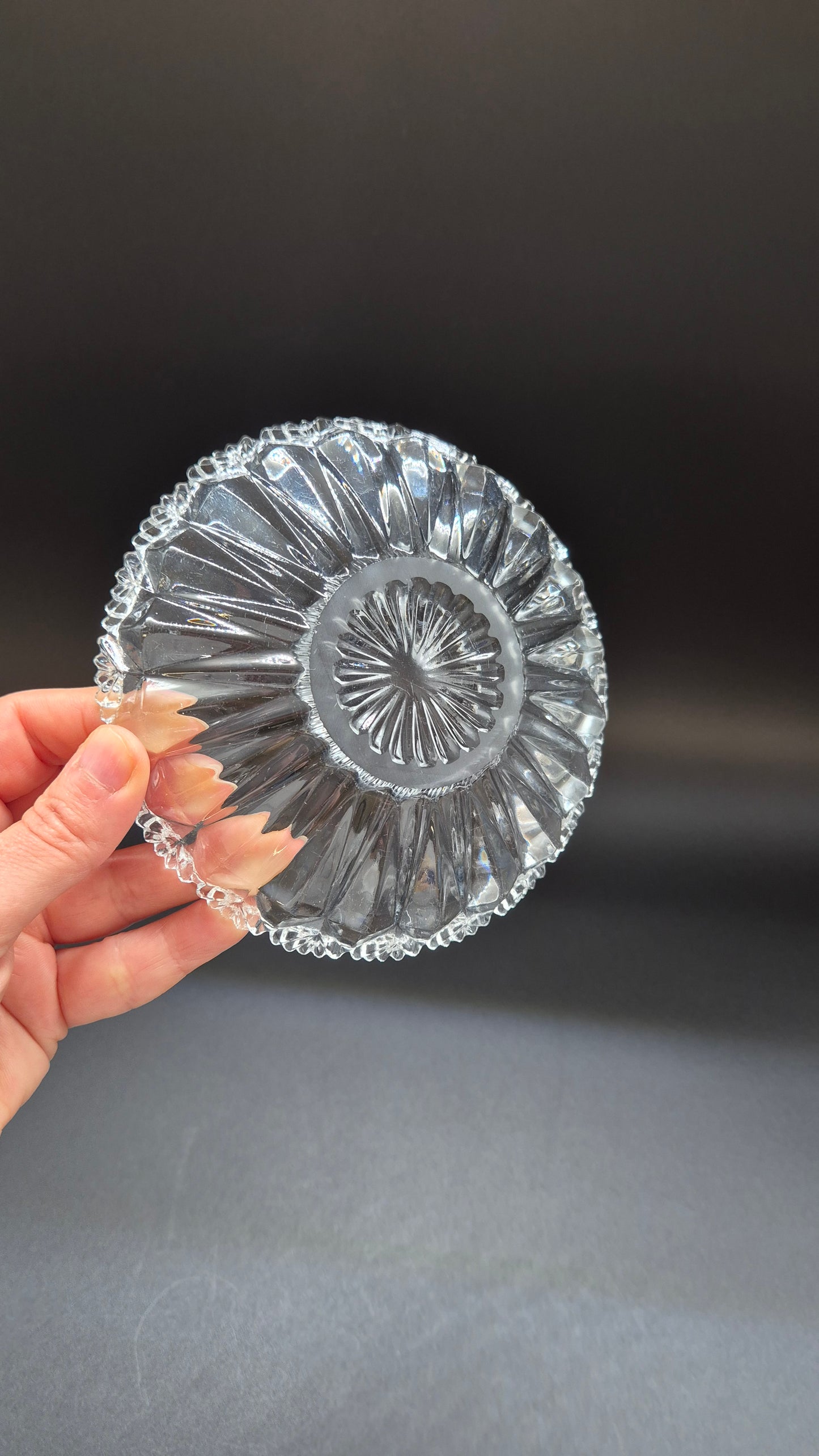 Assiette à dessert vintage en verre pressé élégant