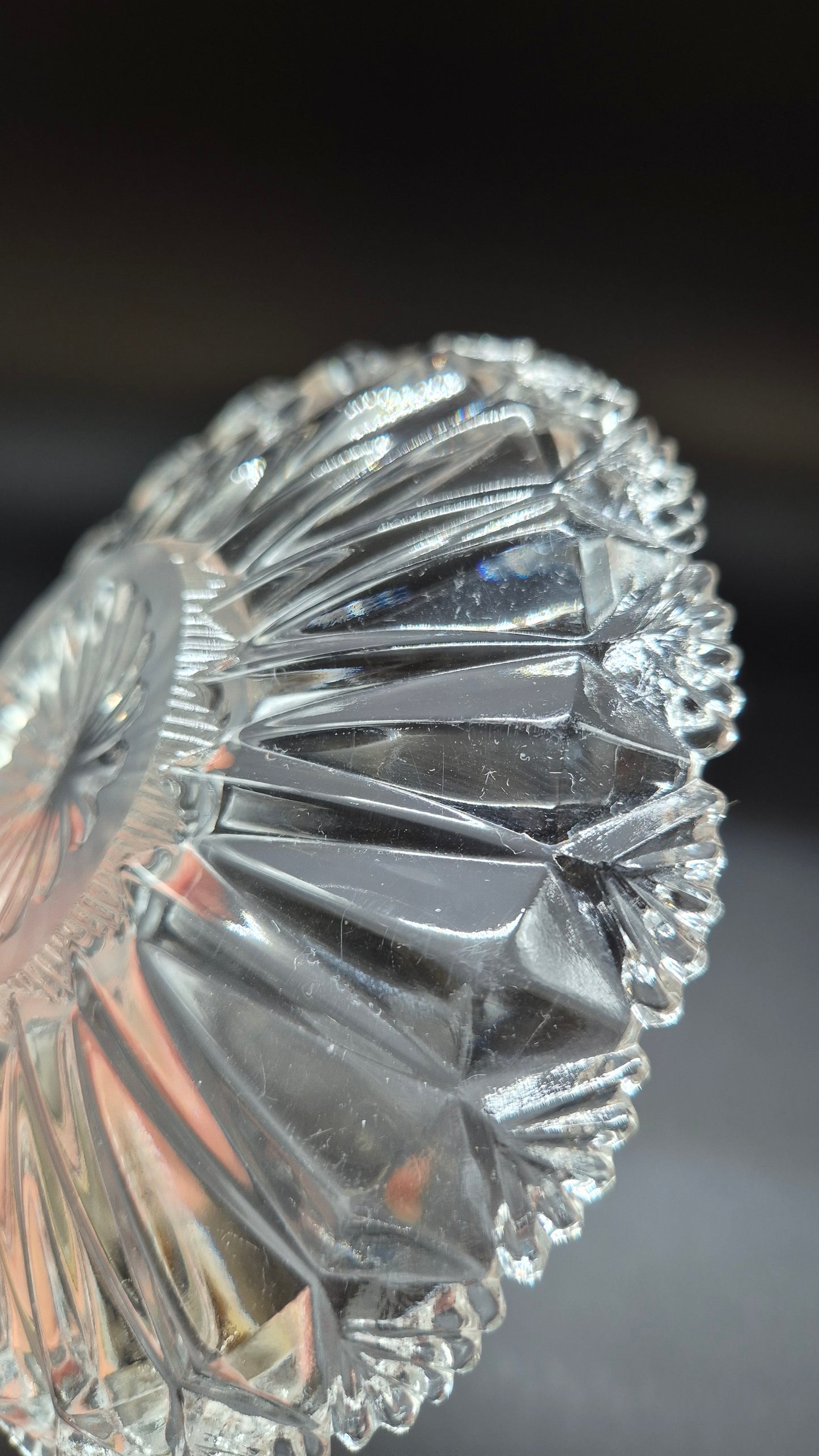 Assiette à dessert vintage en verre pressé élégant