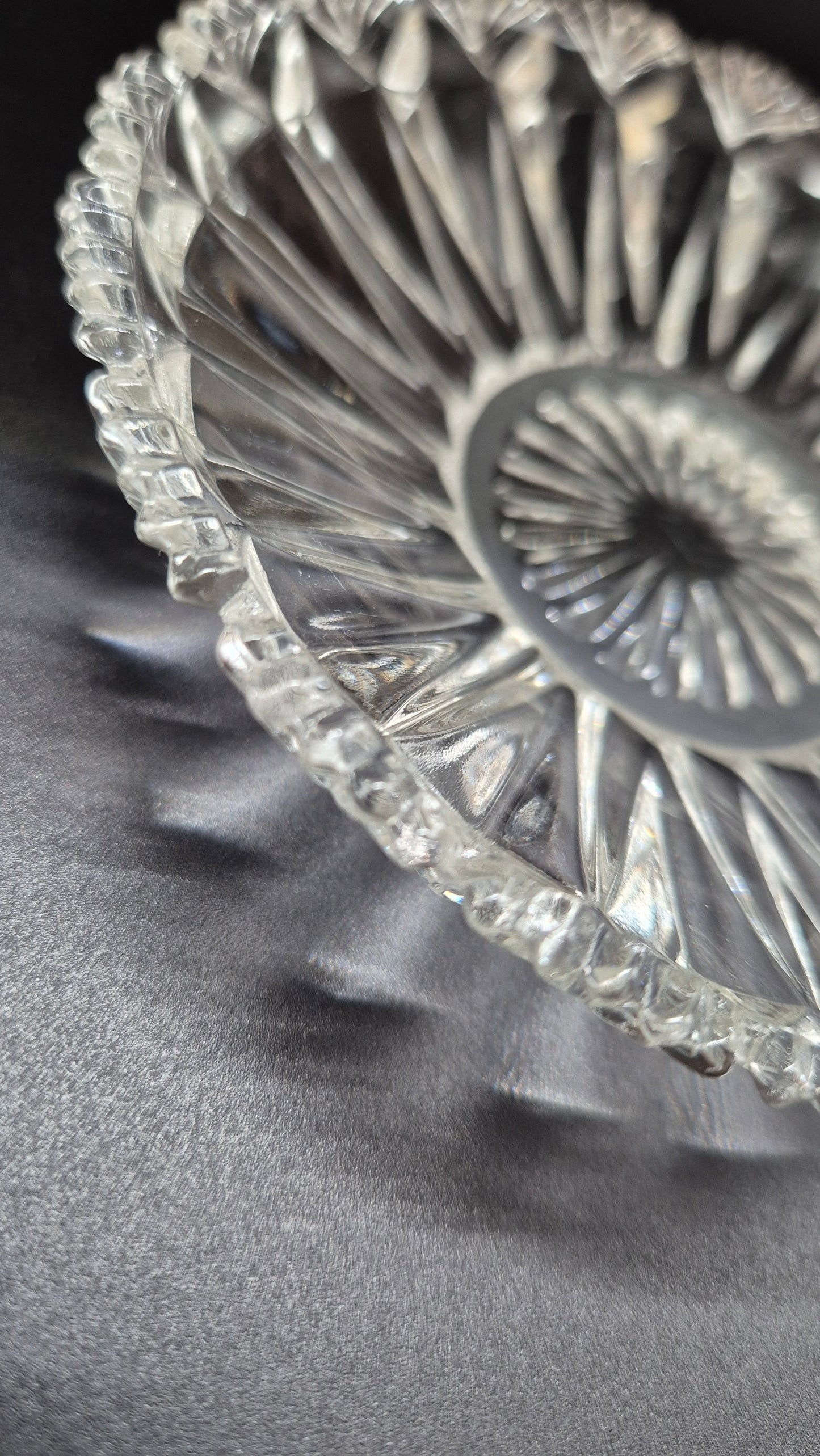 Assiette à dessert vintage en verre pressé élégant