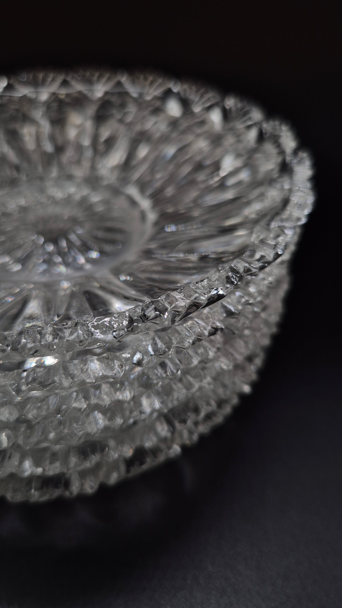 Assiette à dessert vintage en verre pressé élégant