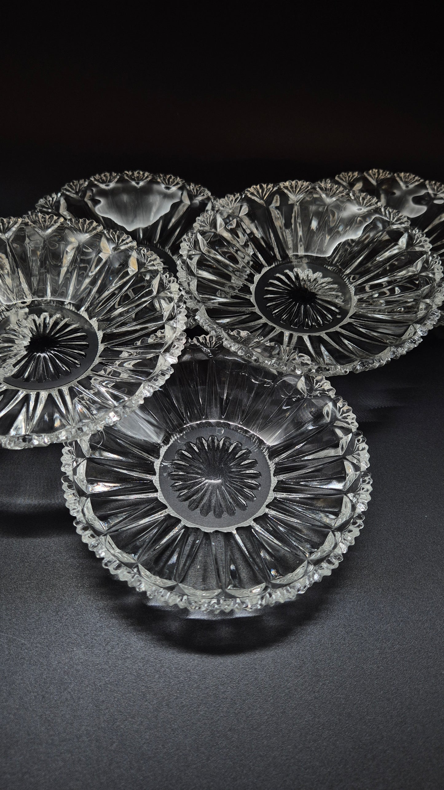 Assiette à dessert vintage en verre pressé élégant