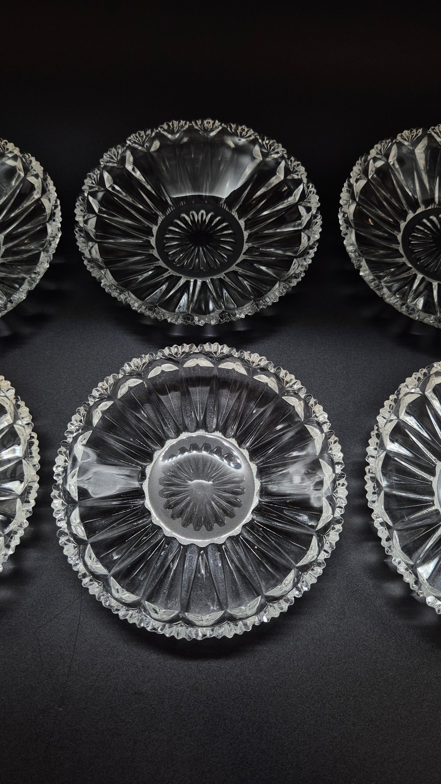 Assiette à dessert vintage en verre pressé élégant