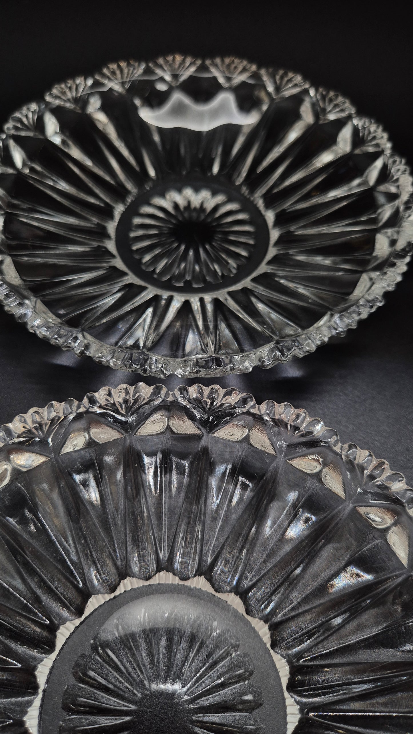 Assiette à dessert vintage en verre pressé élégant