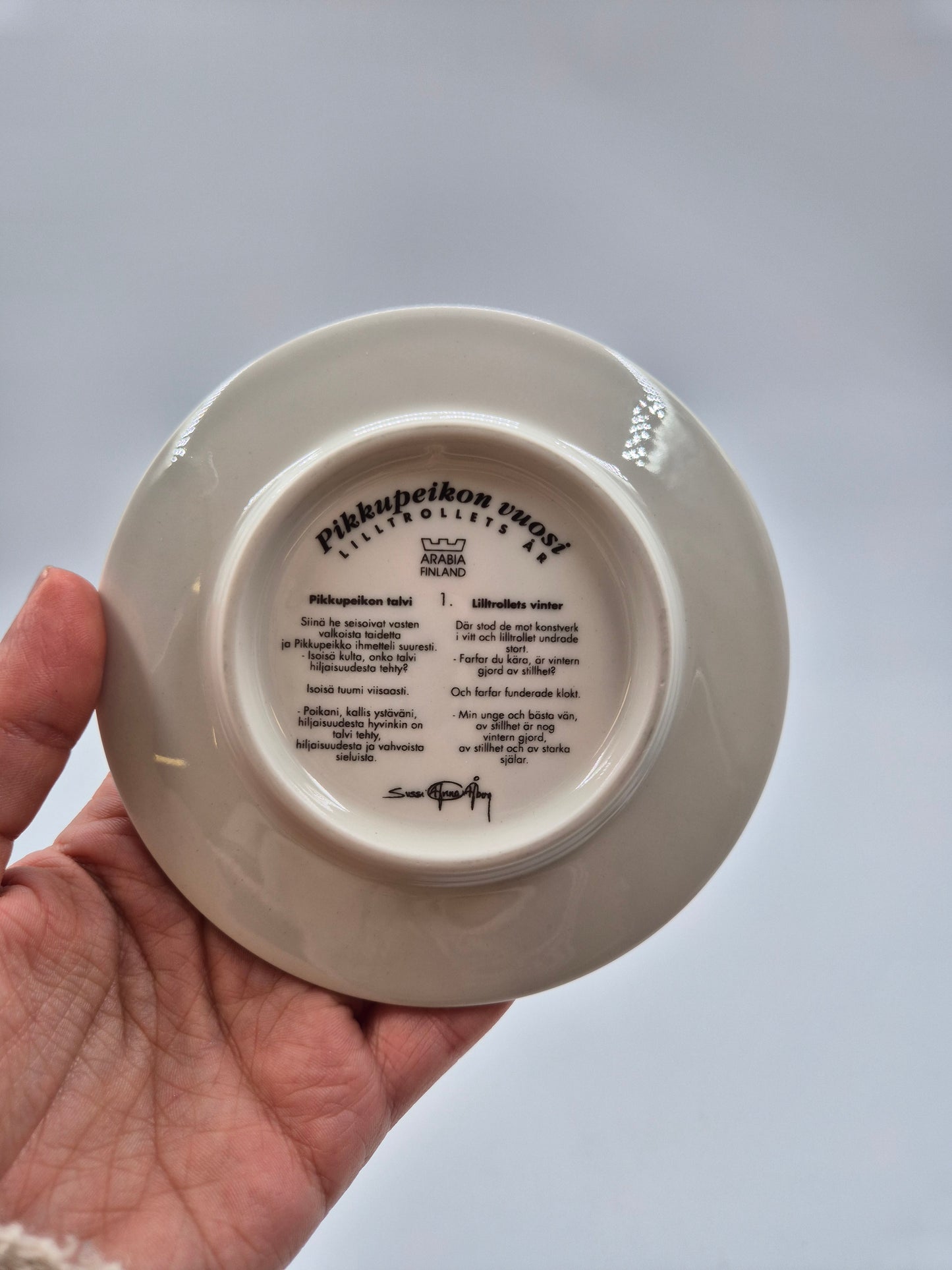 Arabia Pikkupeikon Year Wall Plate 1992 – Sussi Anna Åberg
