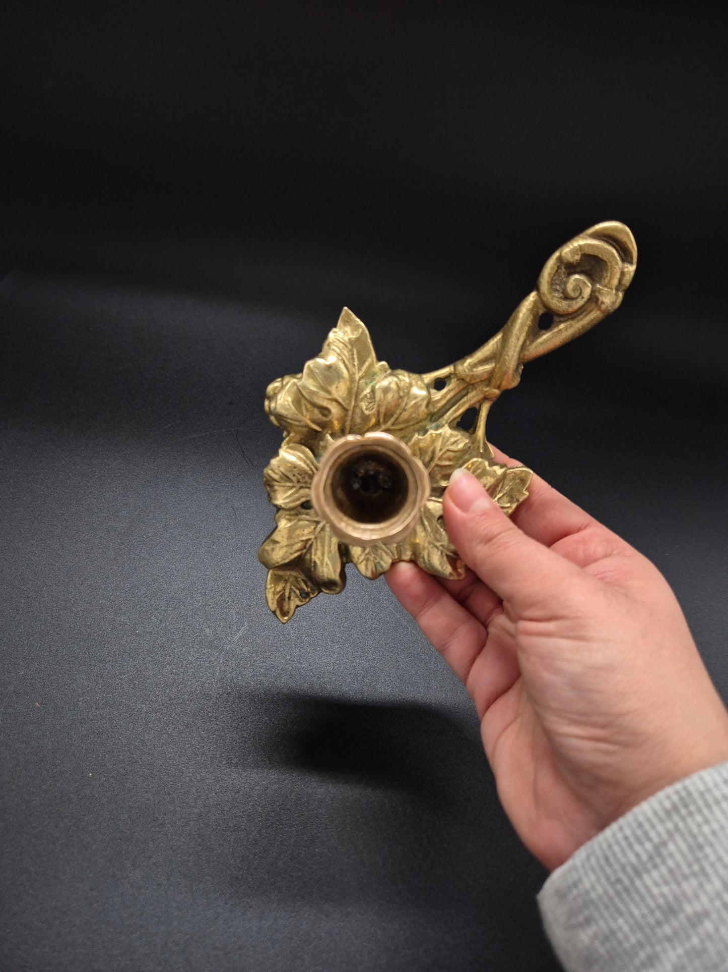 Vintage Brass Candle Holder with Handle – Ornate Leaf Design 16.5 cm