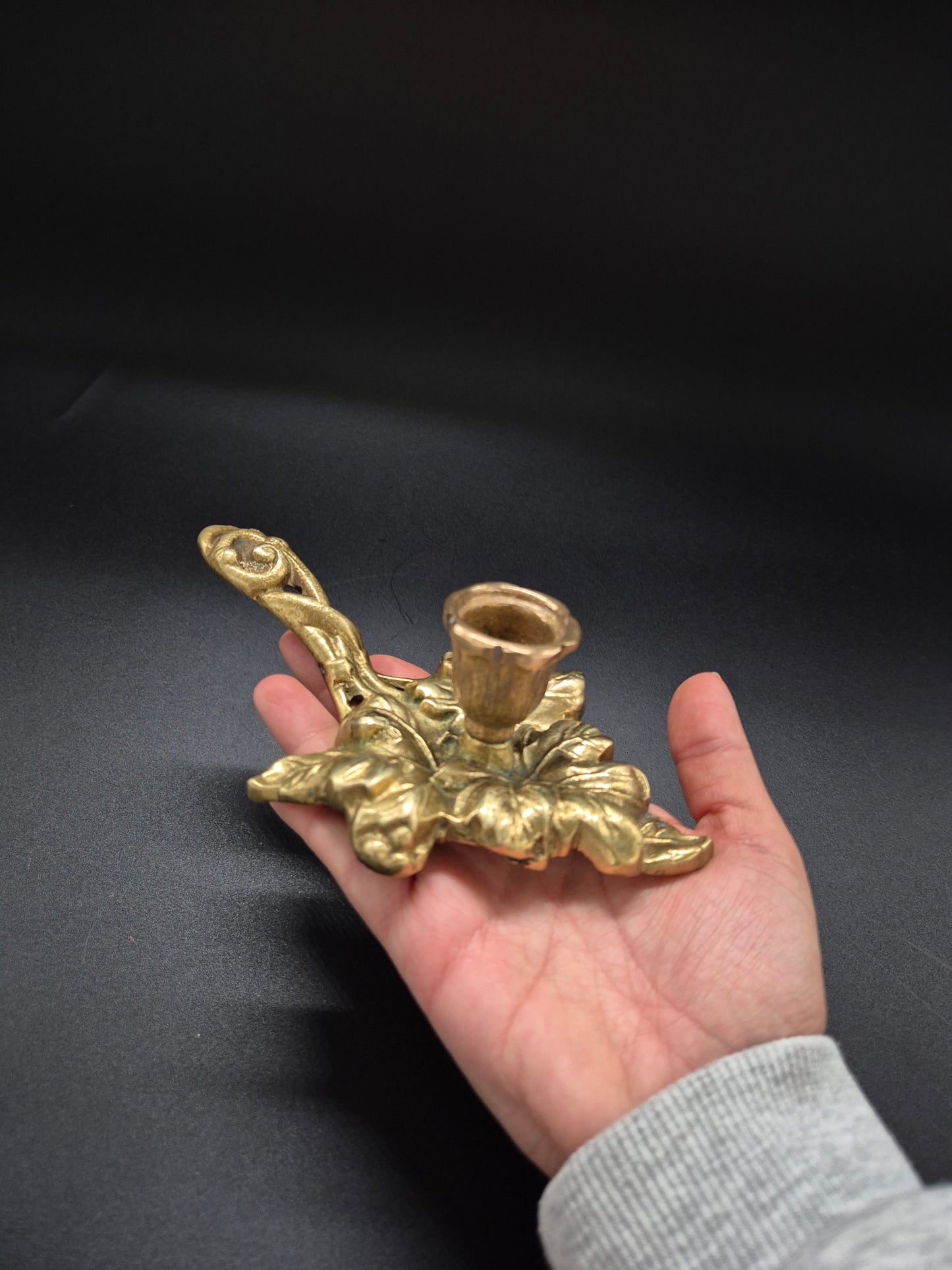 Vintage Brass Candle Holder with Handle – Ornate Leaf Design 16.5 cm