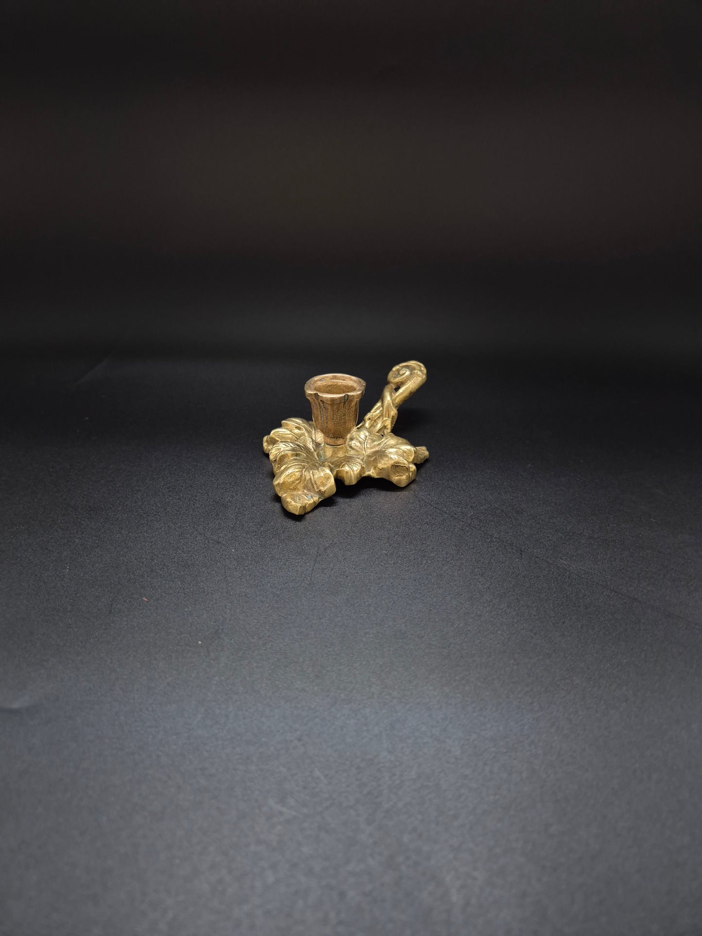 Vintage Brass Candle Holder with Handle – Ornate Leaf Design 16.5 cm