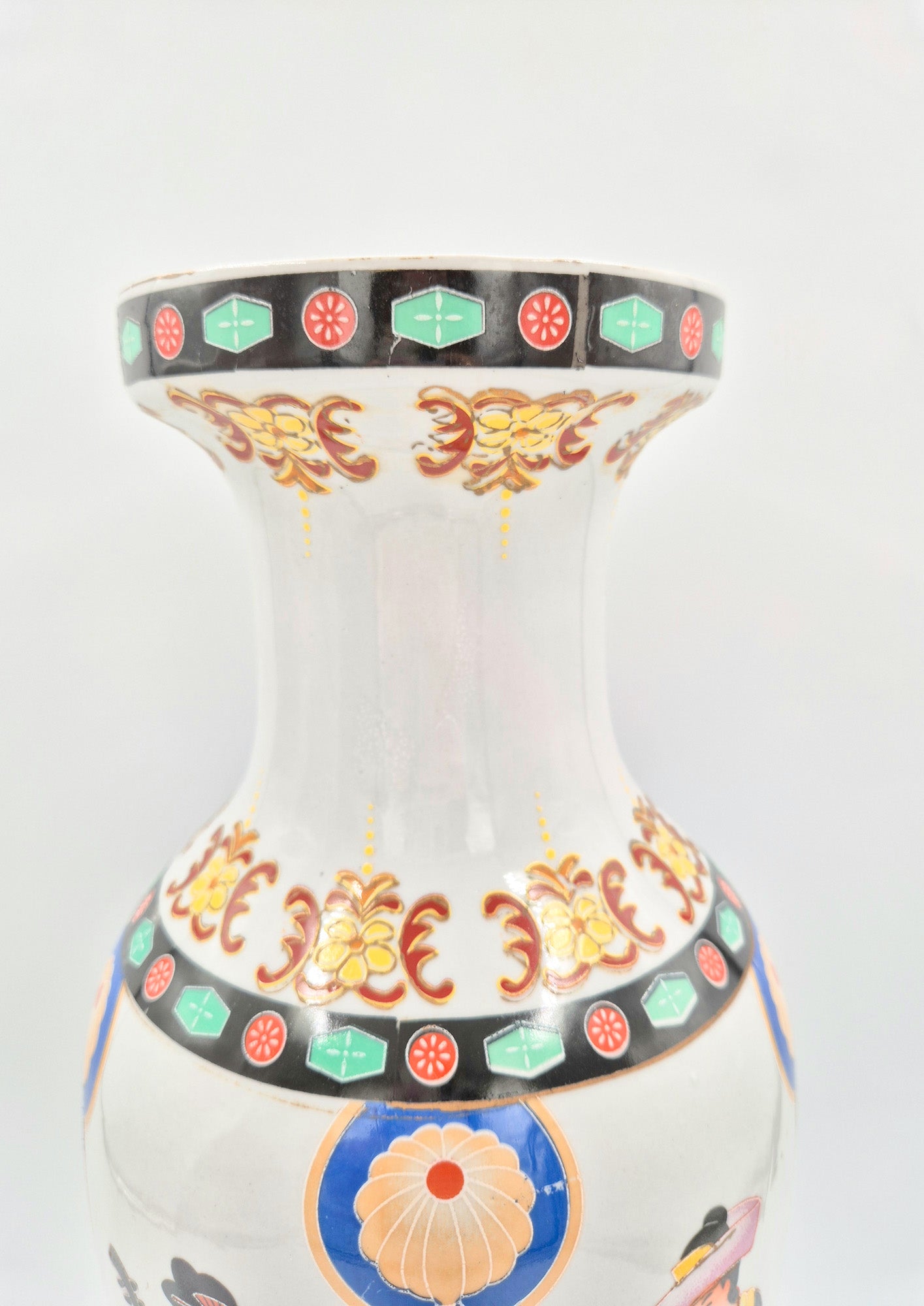 Vintage Oriental Porcelain Vase – Hand Painted Figures, 45.5 cm
