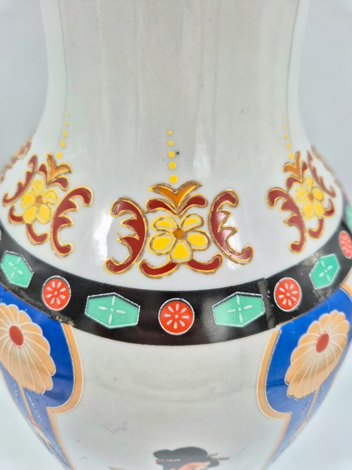 Vintage Oriental Porcelain Vase – Hand Painted Figures, 45.5 cm