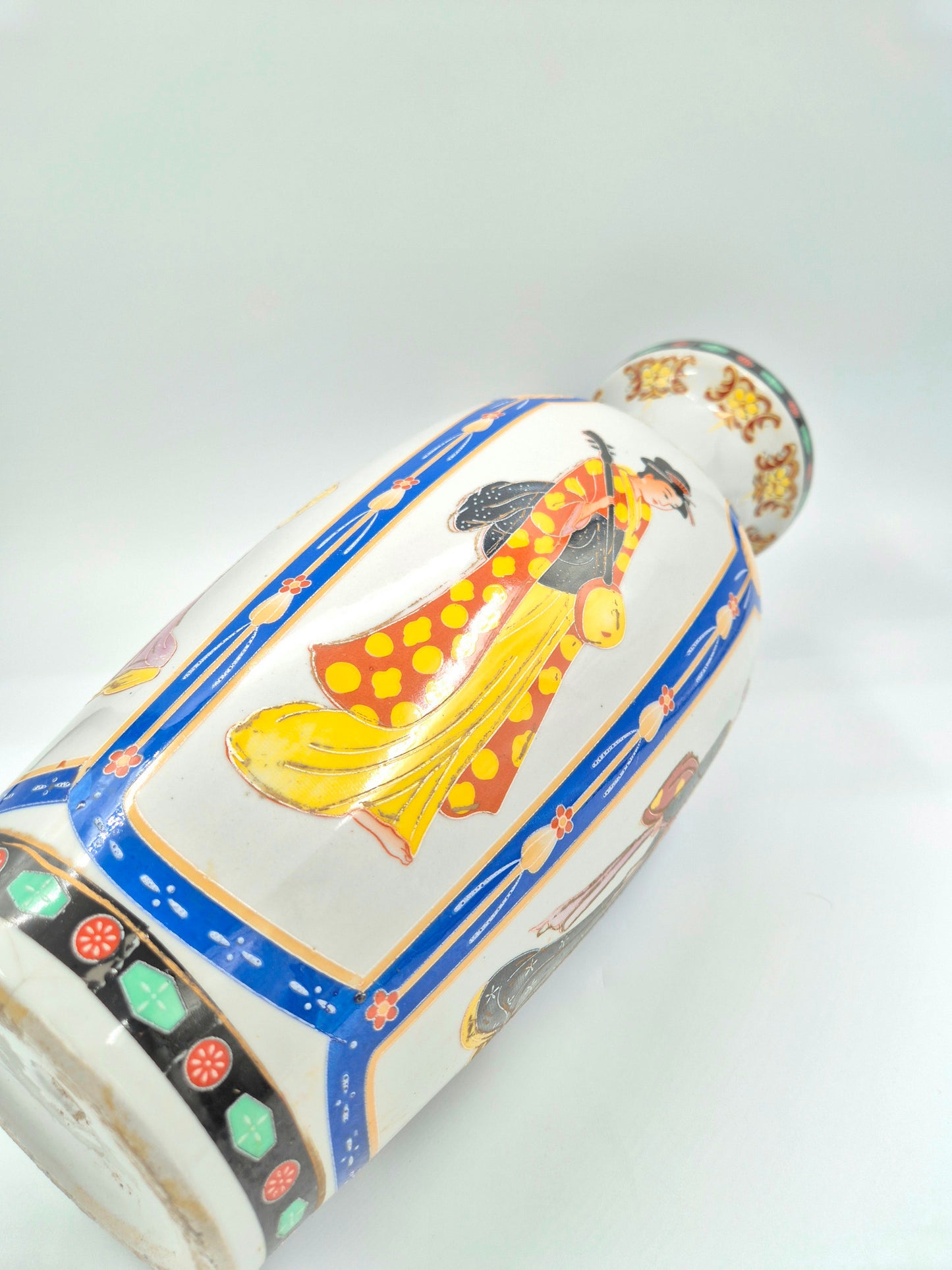 Vintage Oriental Porcelain Vase – Hand Painted Figures, 45.5 cm