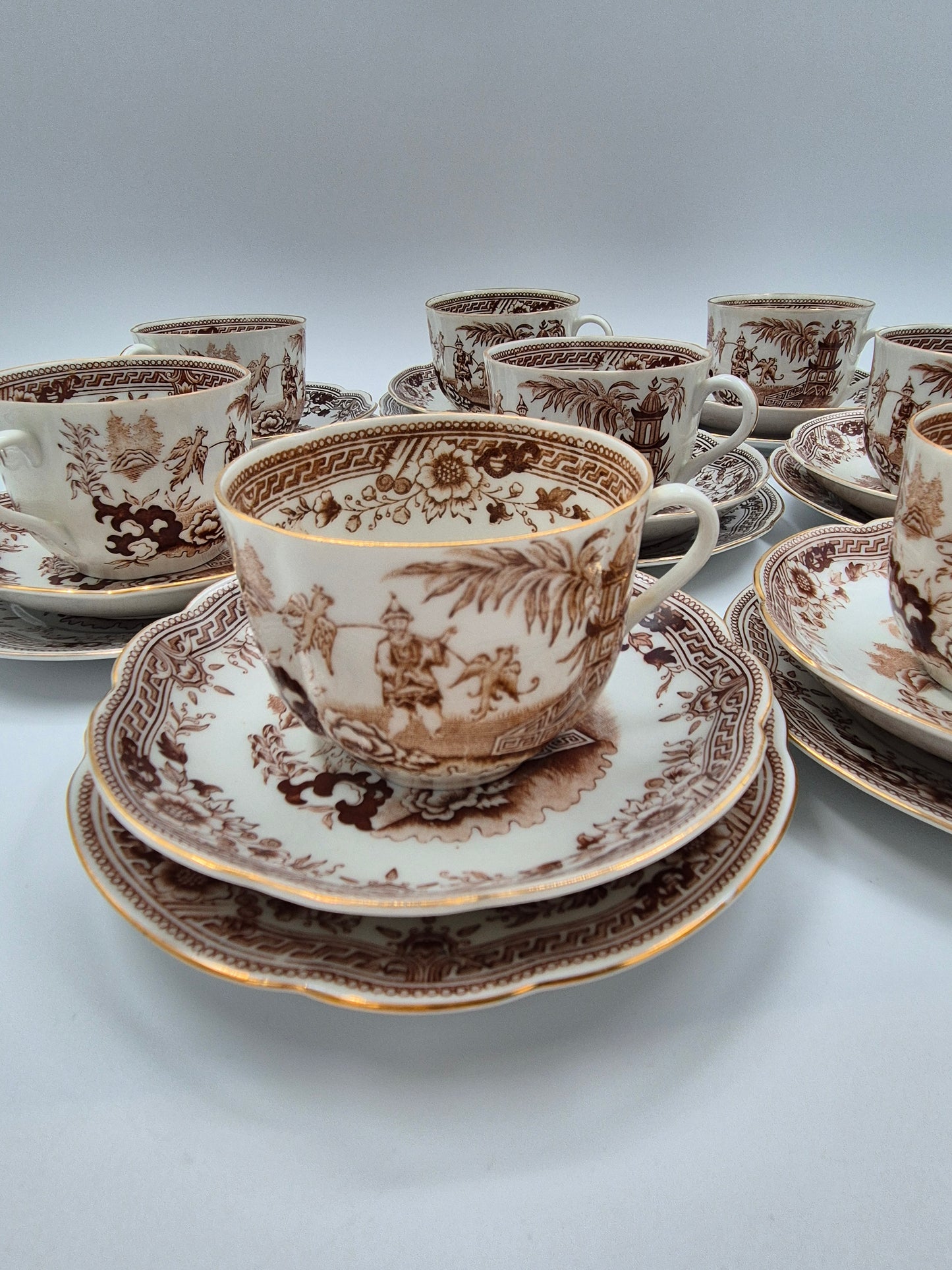 Arabia Finland “Singapore” Trio – Koffiekopje, schoteltje en gebaksbordje (1964–1975)