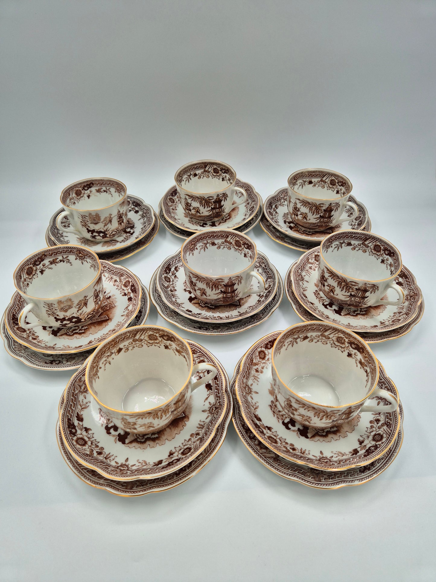 Arabia Finland “Singapore” Trio – Koffiekopje, schoteltje en gebaksbordje (1964–1975)