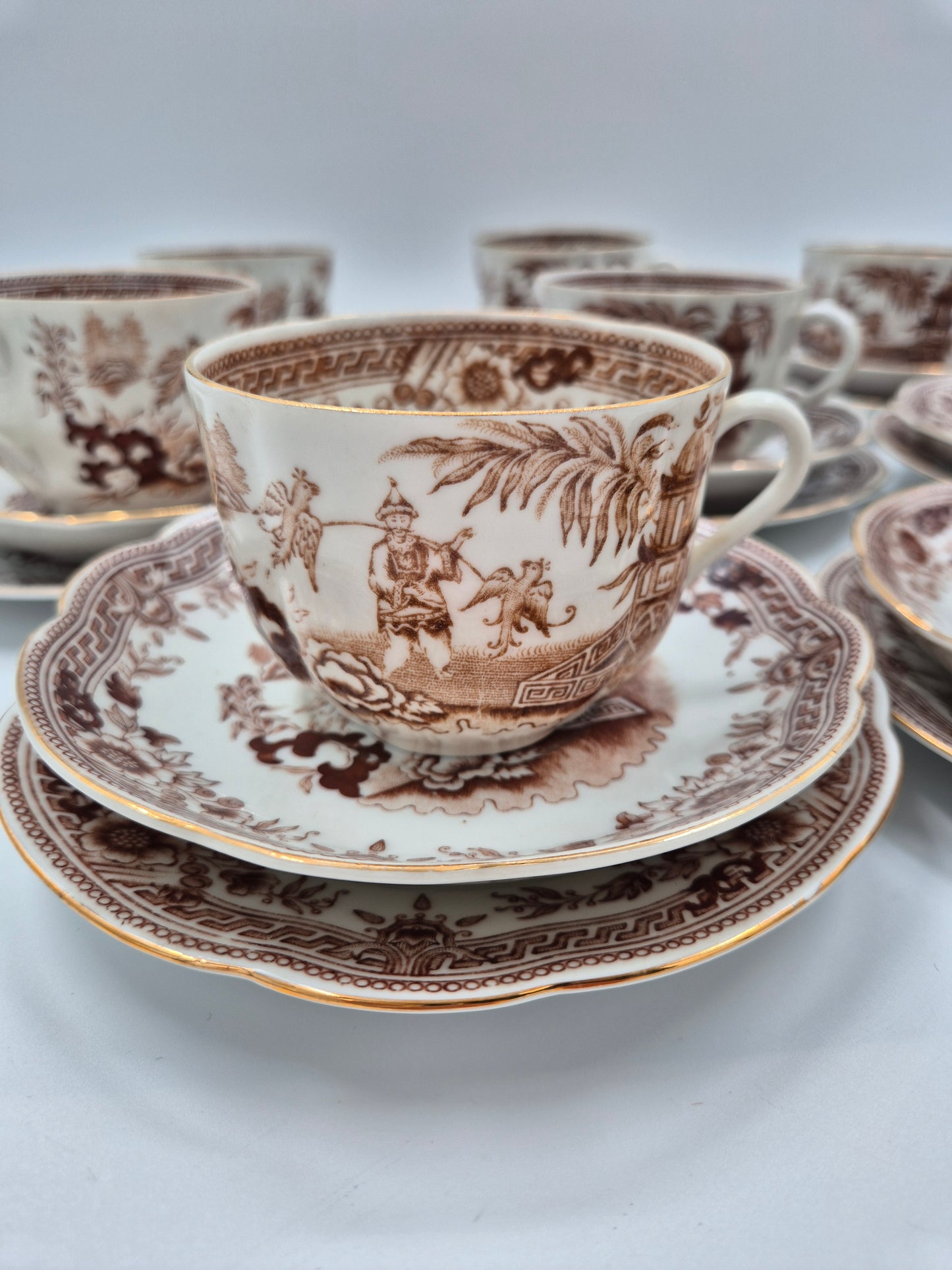 Arabia Finland “Singapore” Trio – Koffiekopje, schoteltje en gebaksbordje (1964–1975)