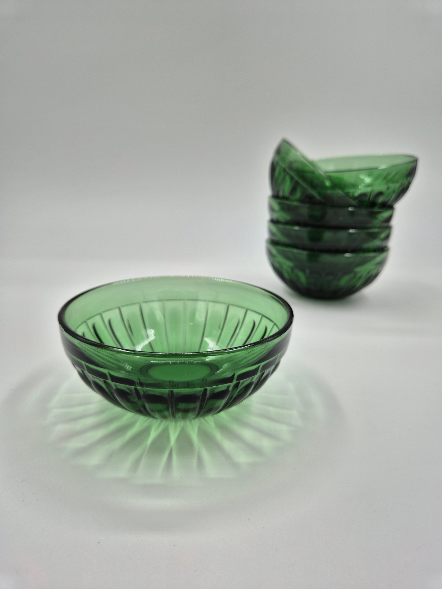 Vintage groene glazen dessertkom – Scandinavisch servies uit het midden van de vorige eeuw