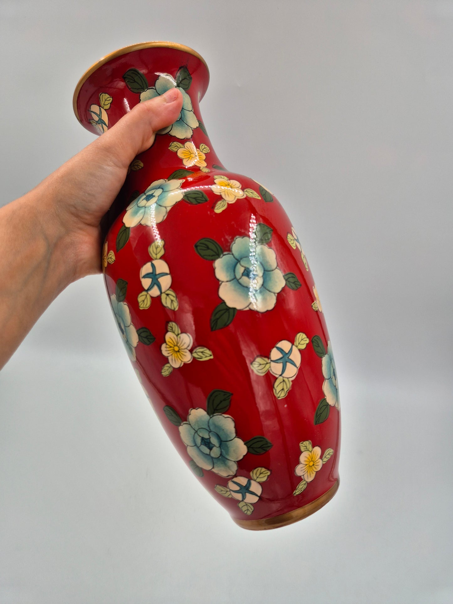 Vintage vaas in cloisonné-stijl – decoratief emaille bloemmotief