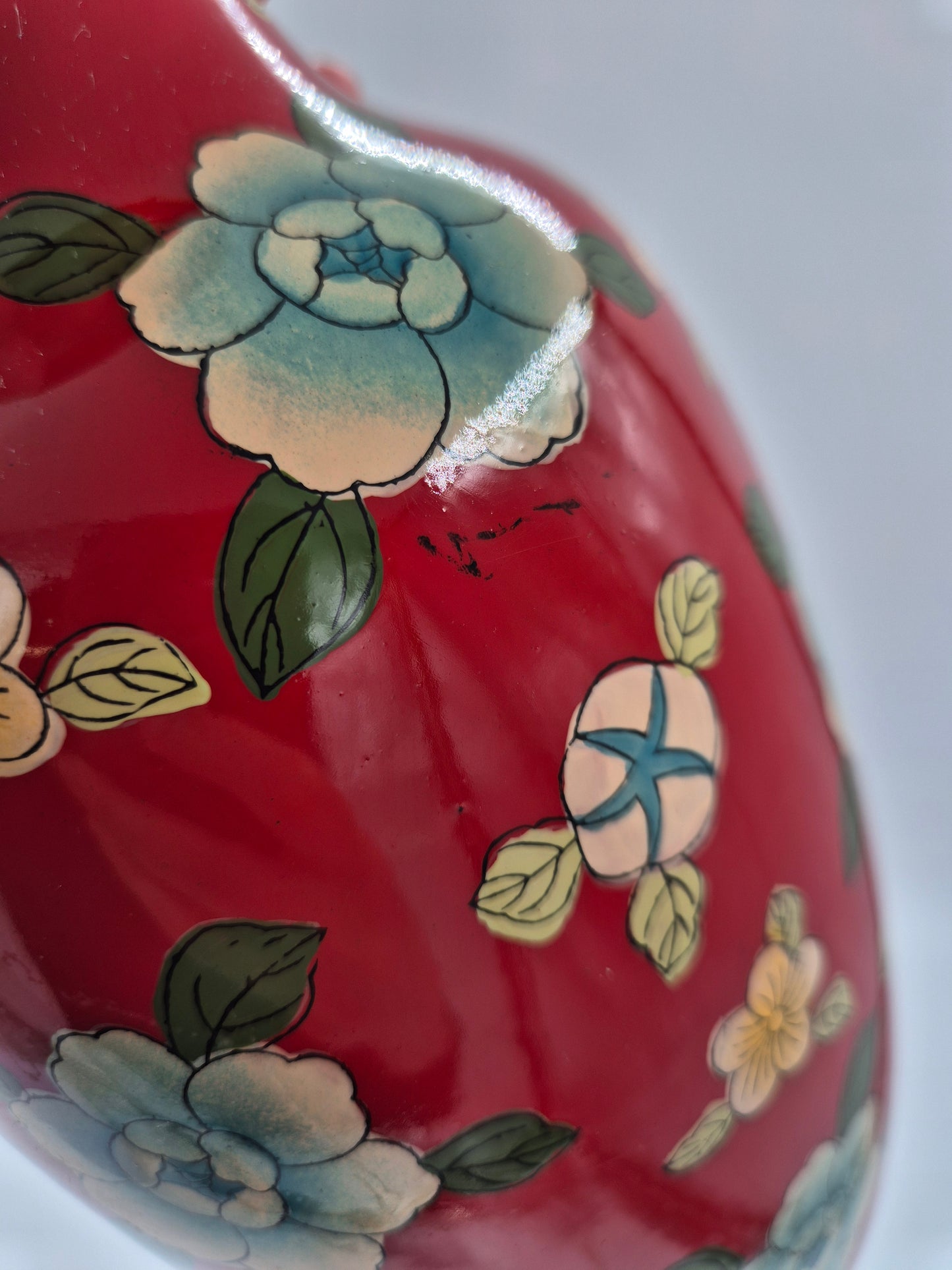 Vintage vaas in cloisonné-stijl – decoratief emaille bloemmotief