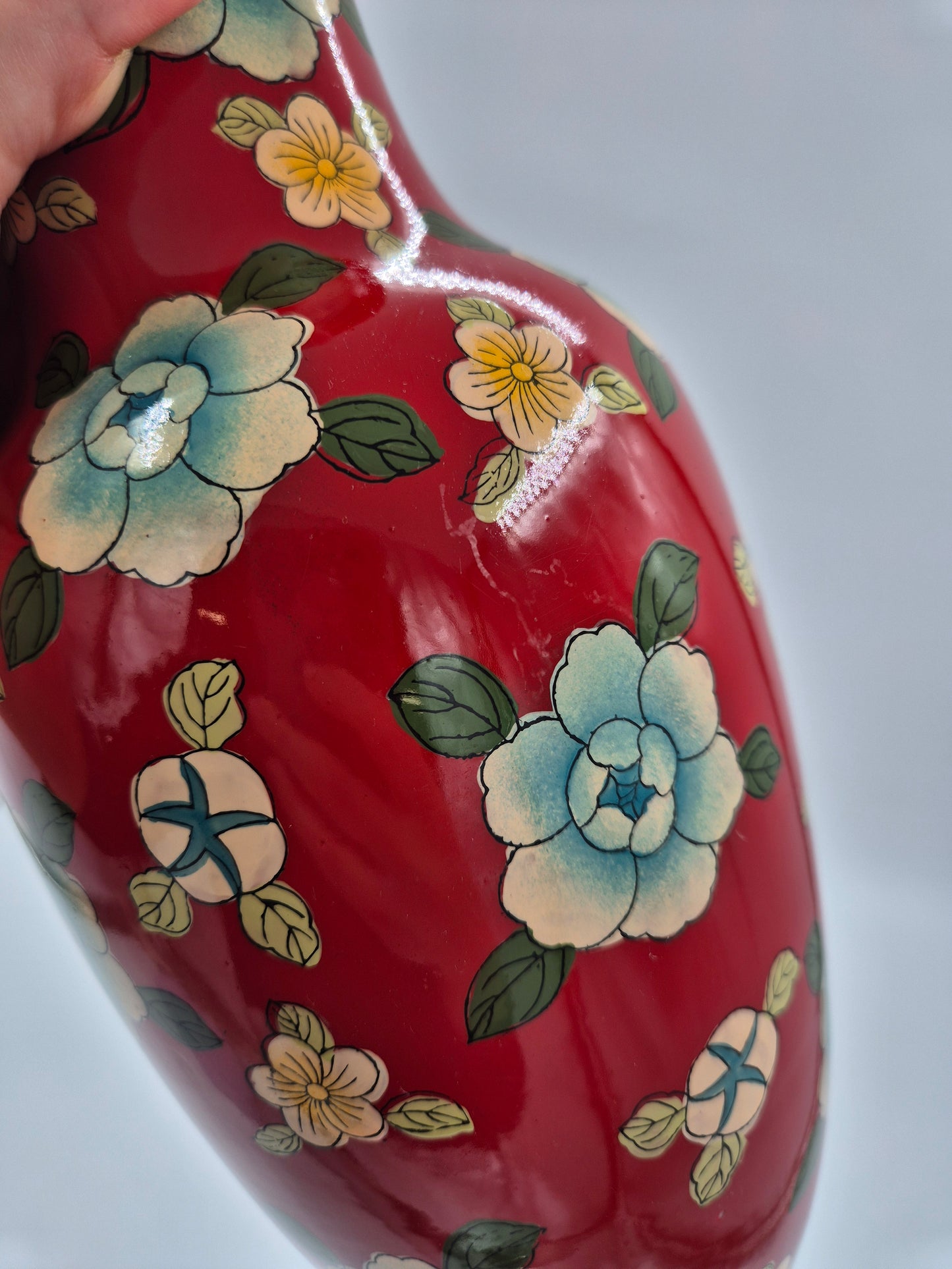 Vintage vaas in cloisonné-stijl – decoratief emaille bloemmotief