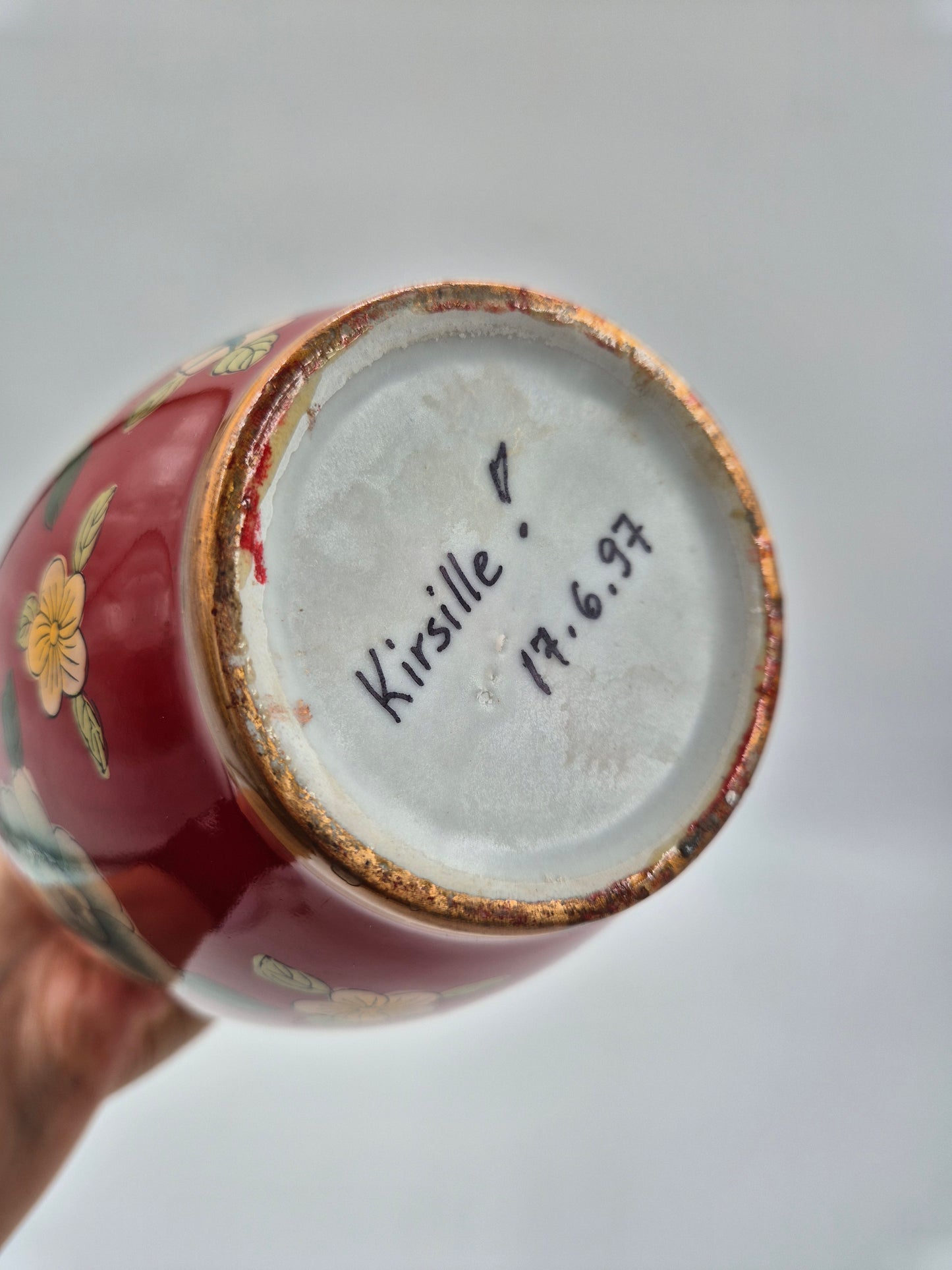 Vintage vaas in cloisonné-stijl – decoratief emaille bloemmotief