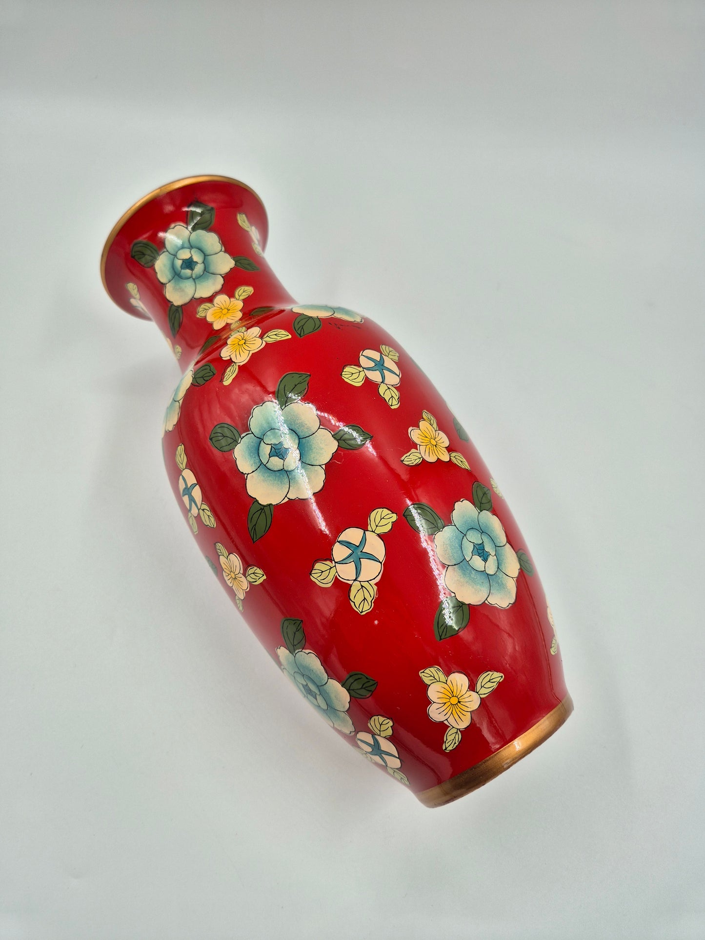 Vintage vaas in cloisonné-stijl – decoratief emaille bloemmotief