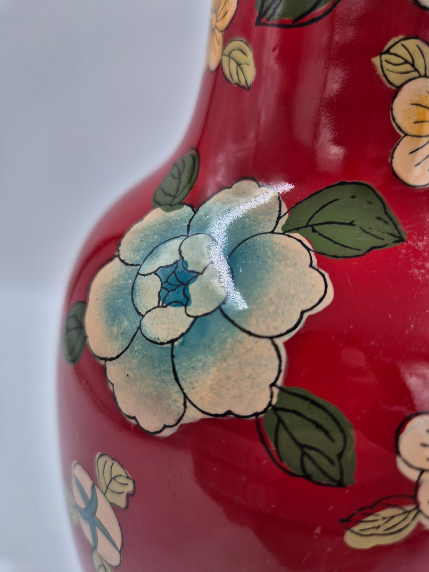 Vintage vaas in cloisonné-stijl – decoratief emaille bloemmotief