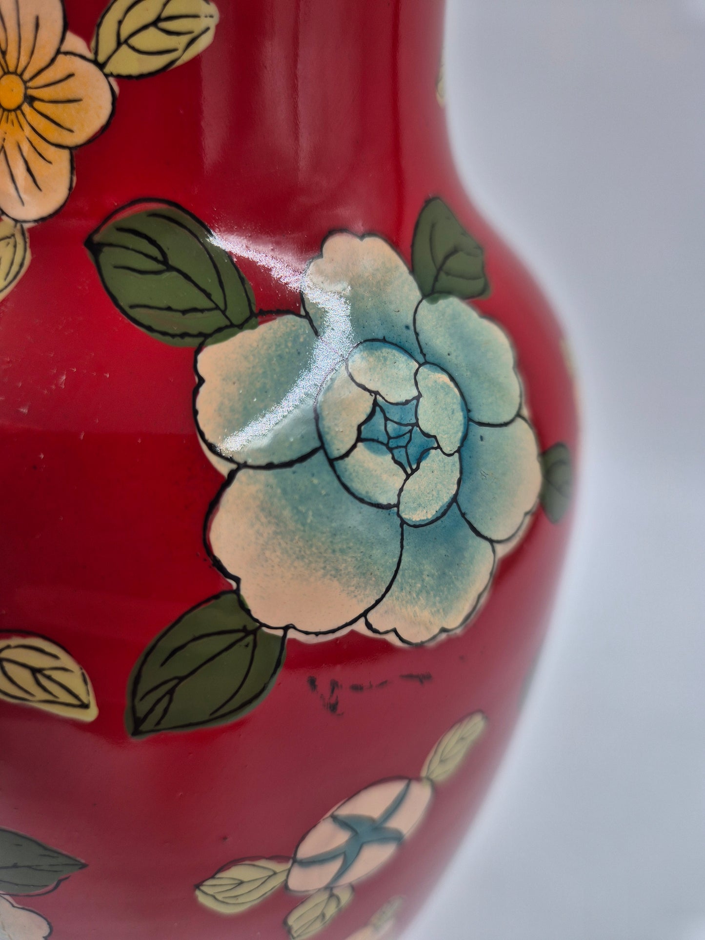 Vintage vaas in cloisonné-stijl – decoratief emaille bloemmotief