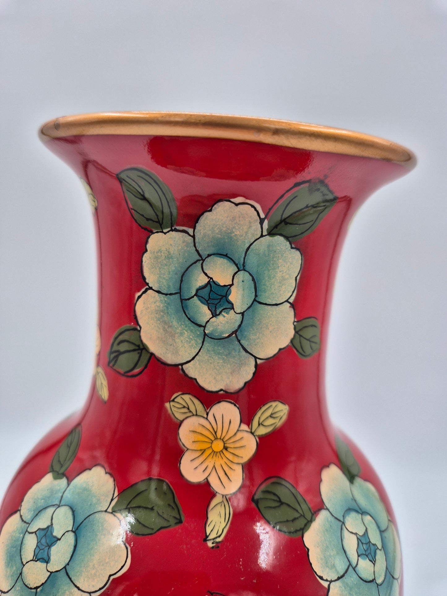 Vintage vaas in cloisonné-stijl – decoratief emaille bloemmotief