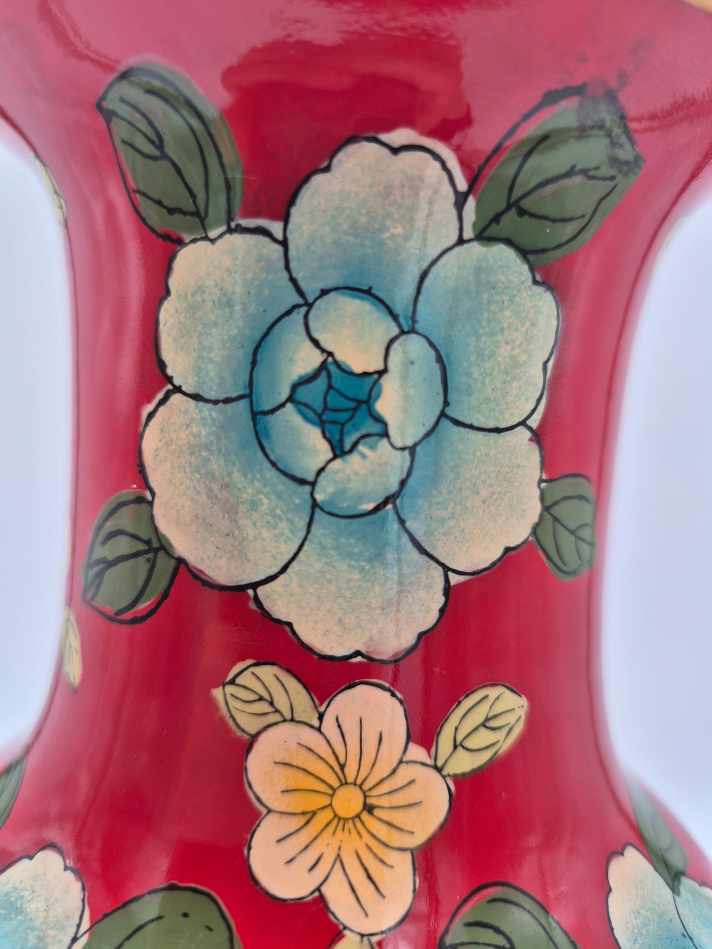 Vintage vaas in cloisonné-stijl – decoratief emaille bloemmotief