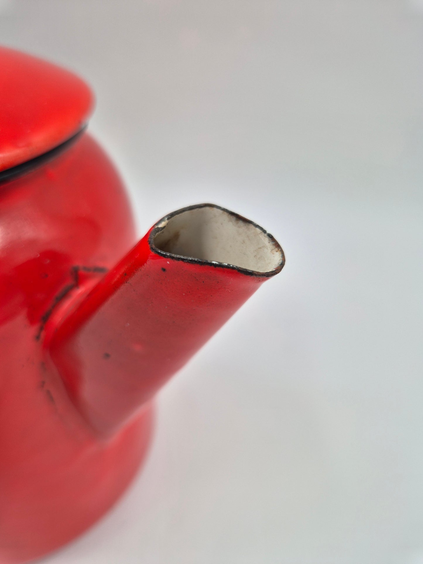 Vintage Red Enamel Coffee Pot – Classic Retro Kitchenware