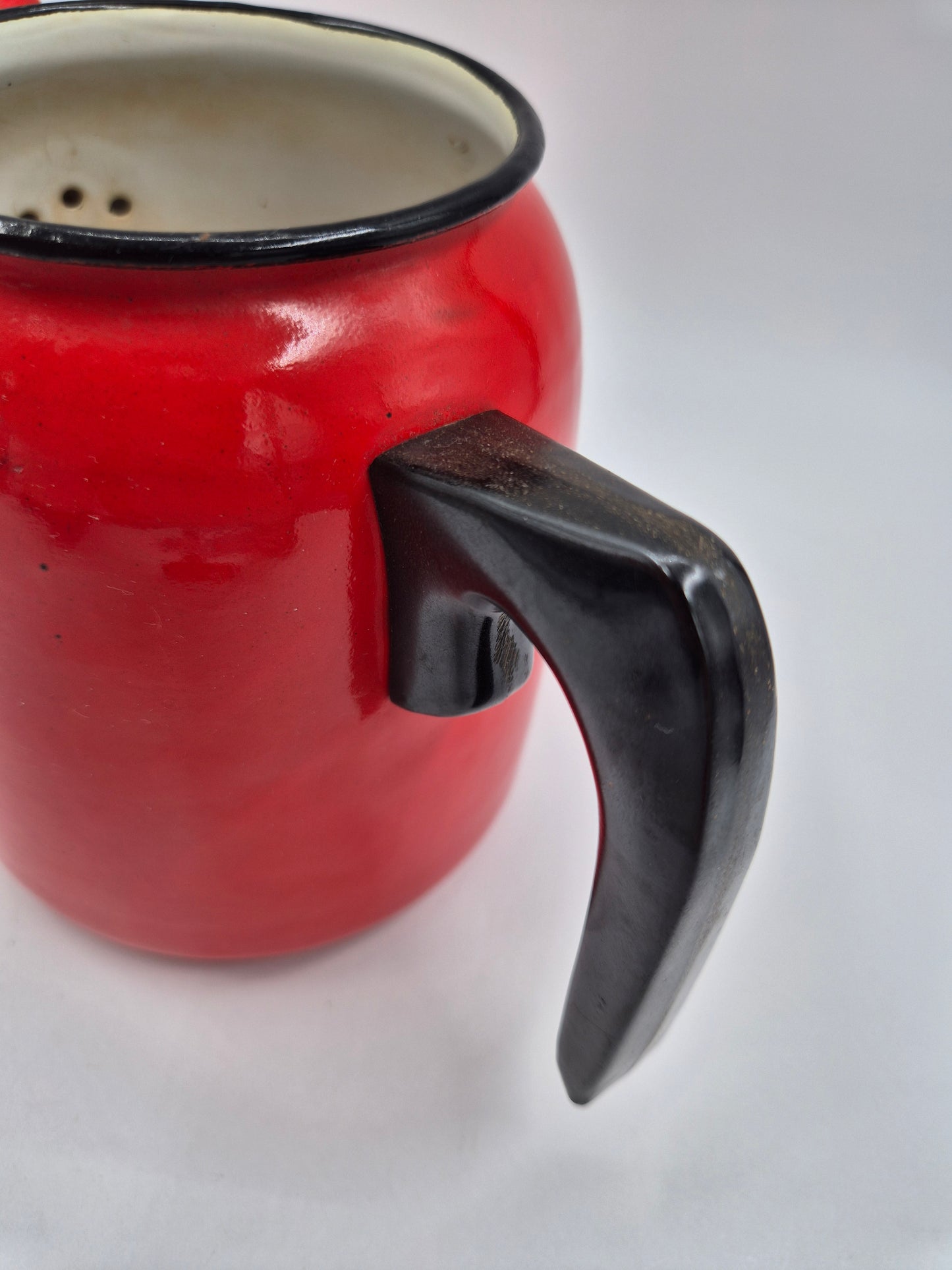 Vintage Red Enamel Coffee Pot – Classic Retro Kitchenware