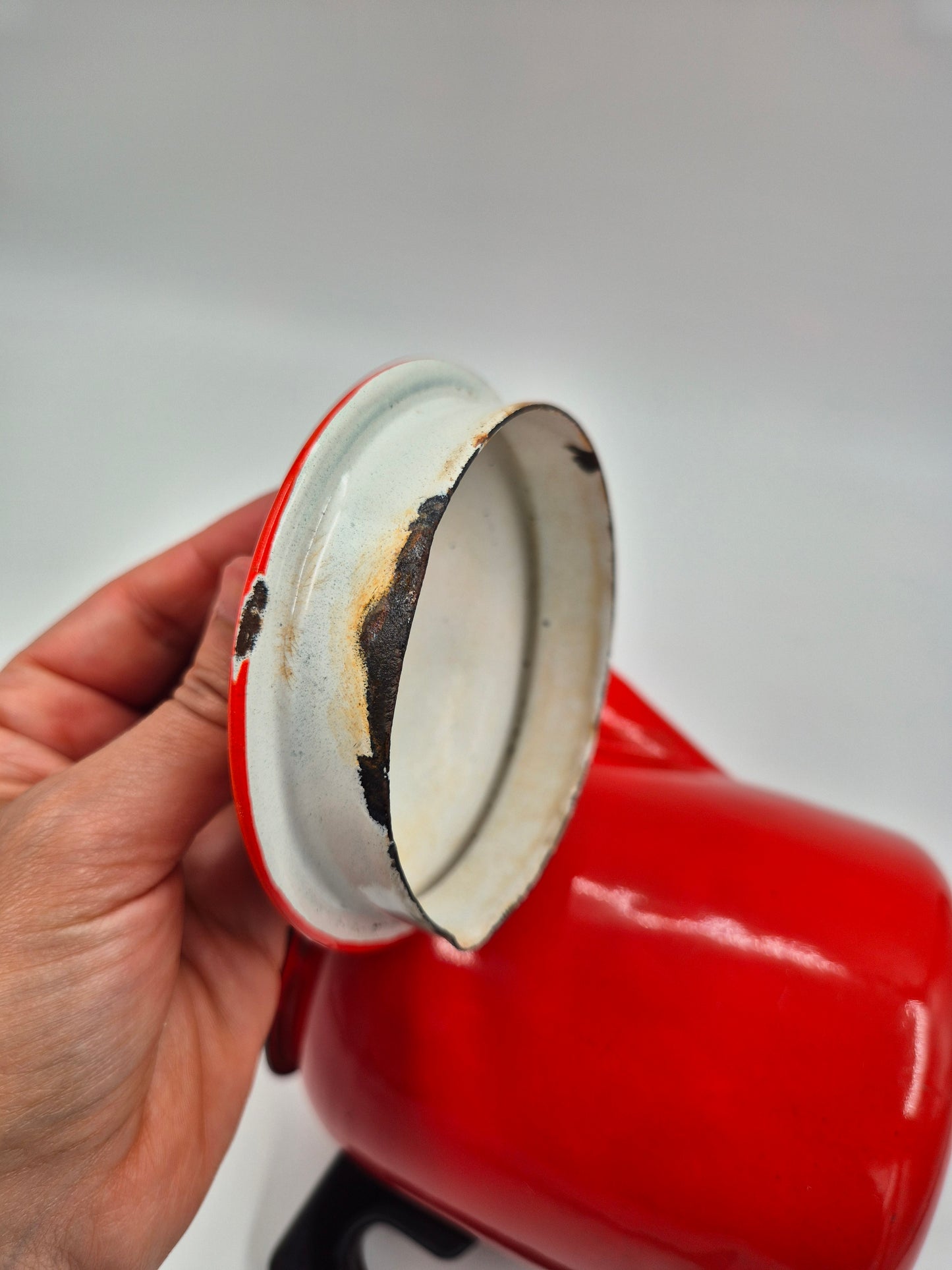 Vintage Red Enamel Coffee Pot – Classic Retro Kitchenware