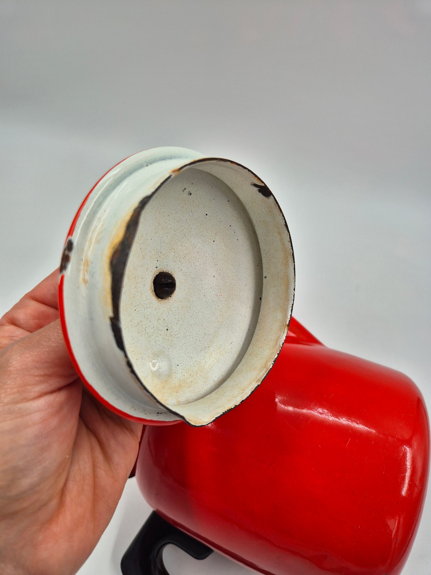 Vintage Red Enamel Coffee Pot – Classic Retro Kitchenware