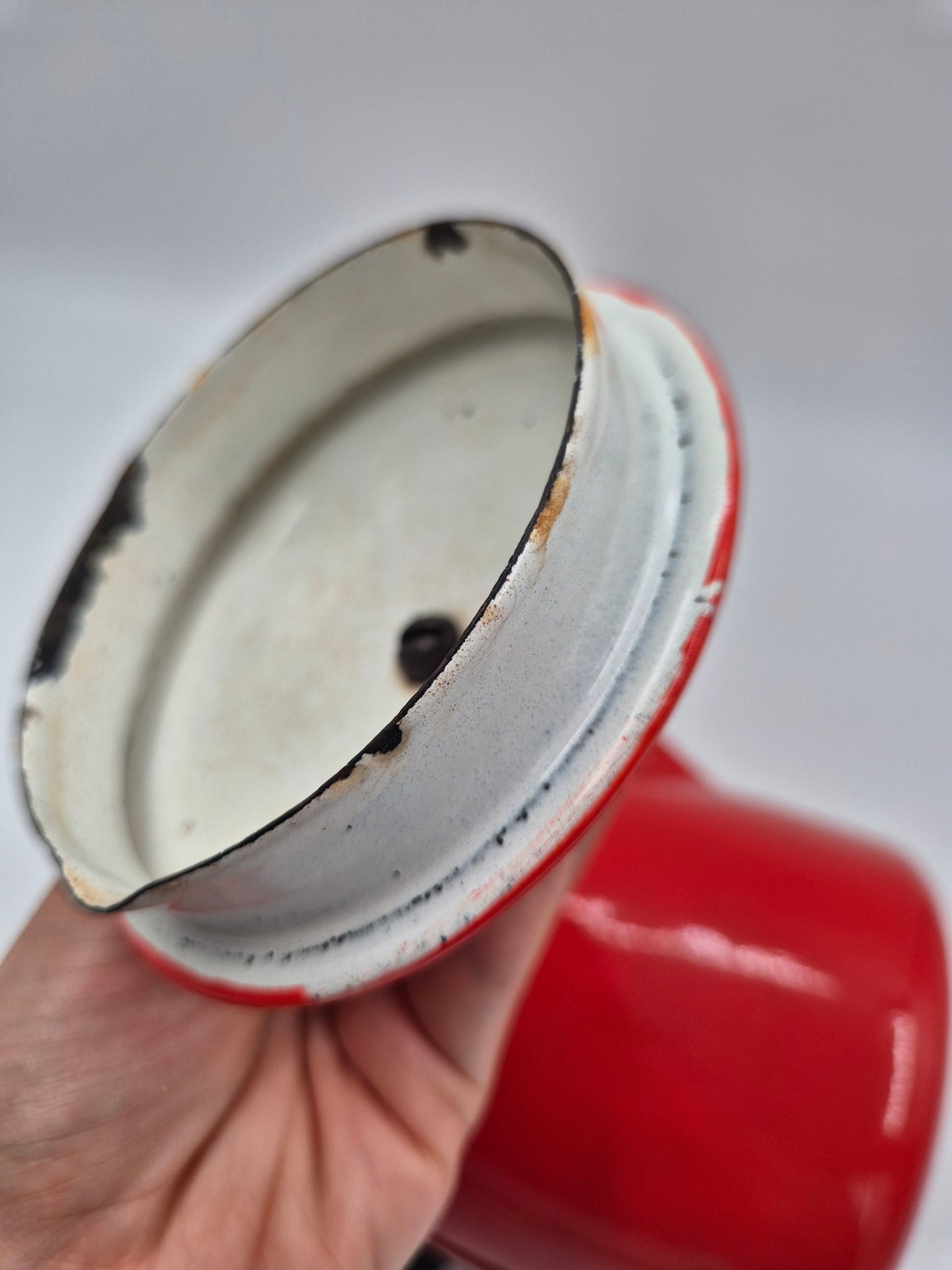 Vintage Red Enamel Coffee Pot – Classic Retro Kitchenware