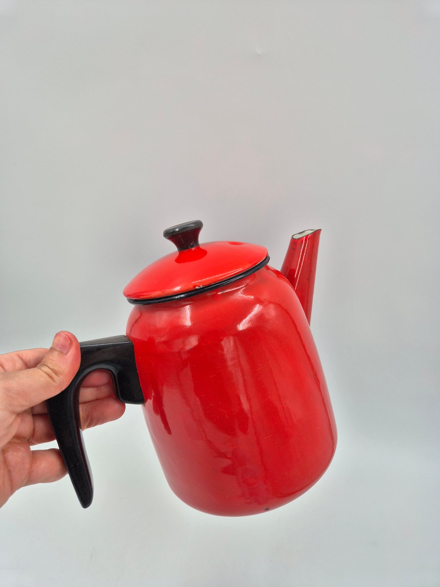 Vintage Red Enamel Coffee Pot – Classic Retro Kitchenware