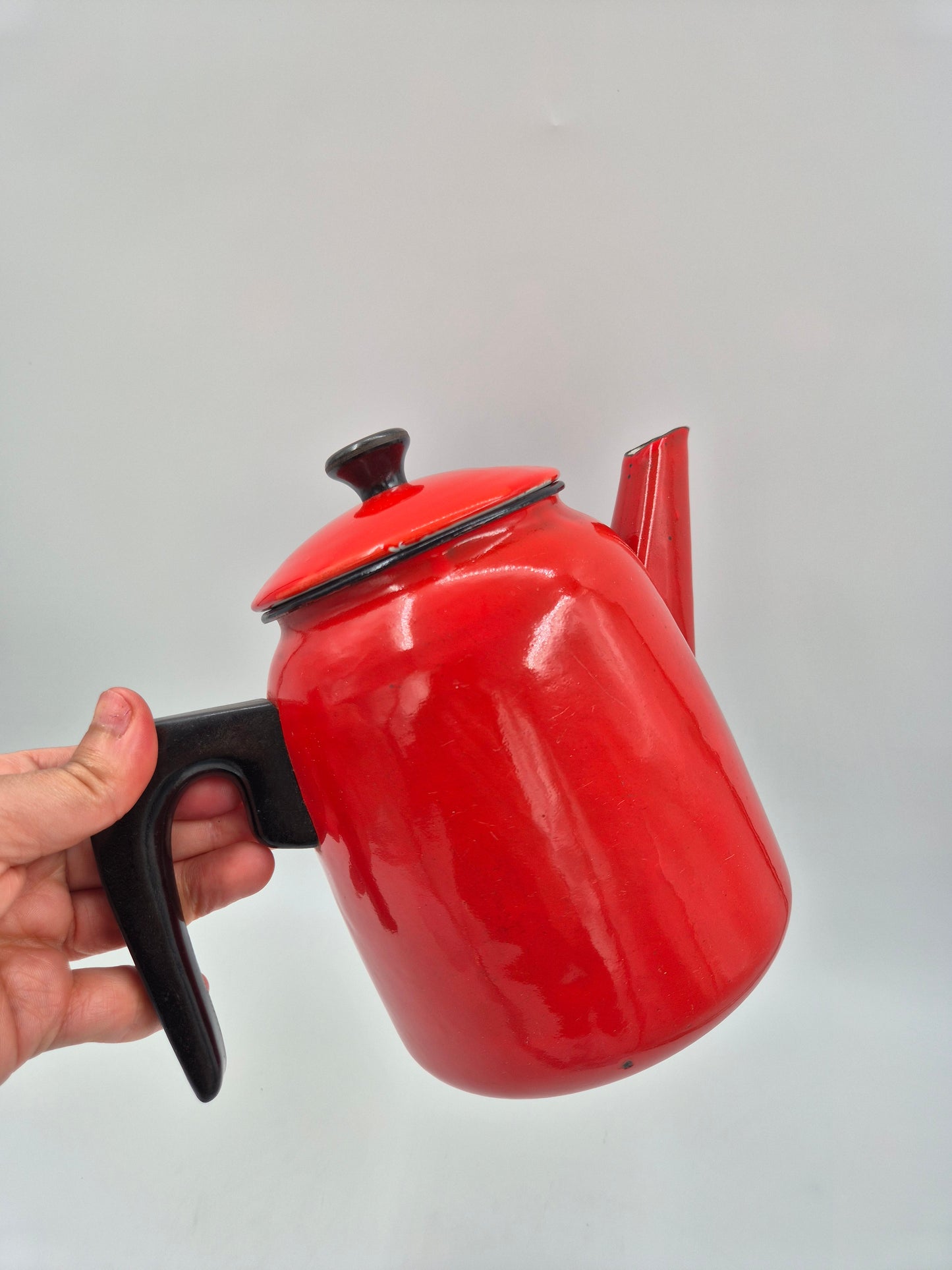 Vintage Red Enamel Coffee Pot – Classic Retro Kitchenware