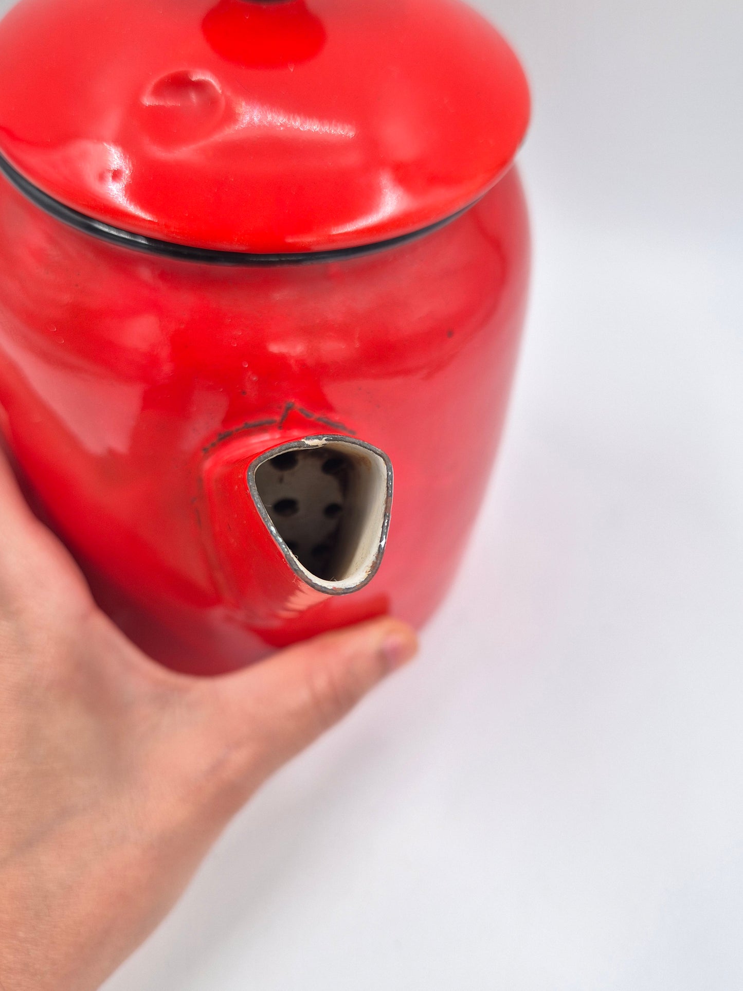 Vintage Red Enamel Coffee Pot – Classic Retro Kitchenware
