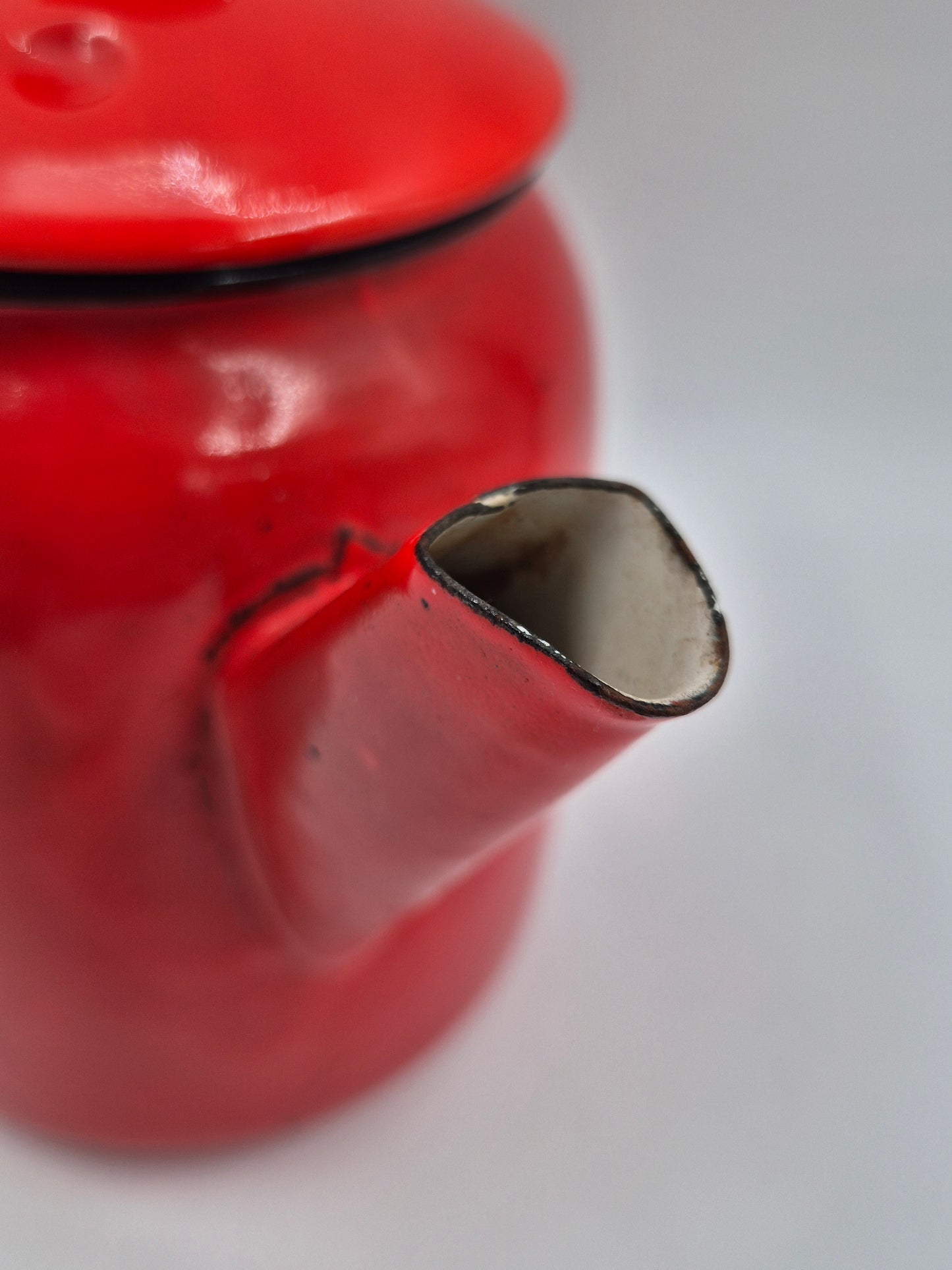 Vintage Red Enamel Coffee Pot – Classic Retro Kitchenware