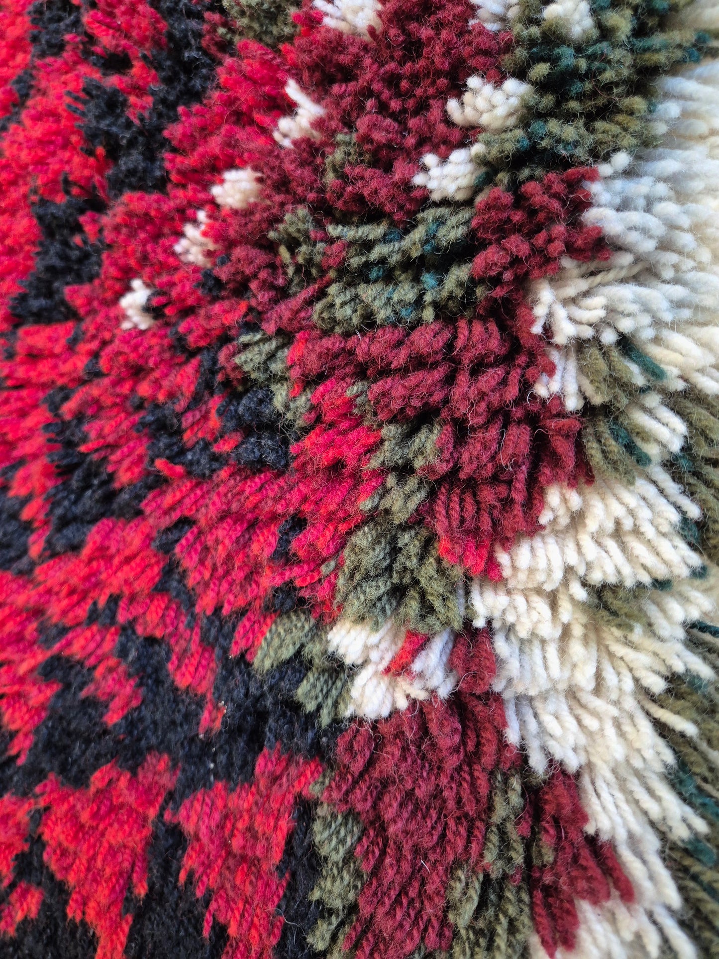Kirsti Ilvessalo "Metsässä palaa" Ryijy Wall Hanging – Finnish Mid-Century Modern Wool Textile Art