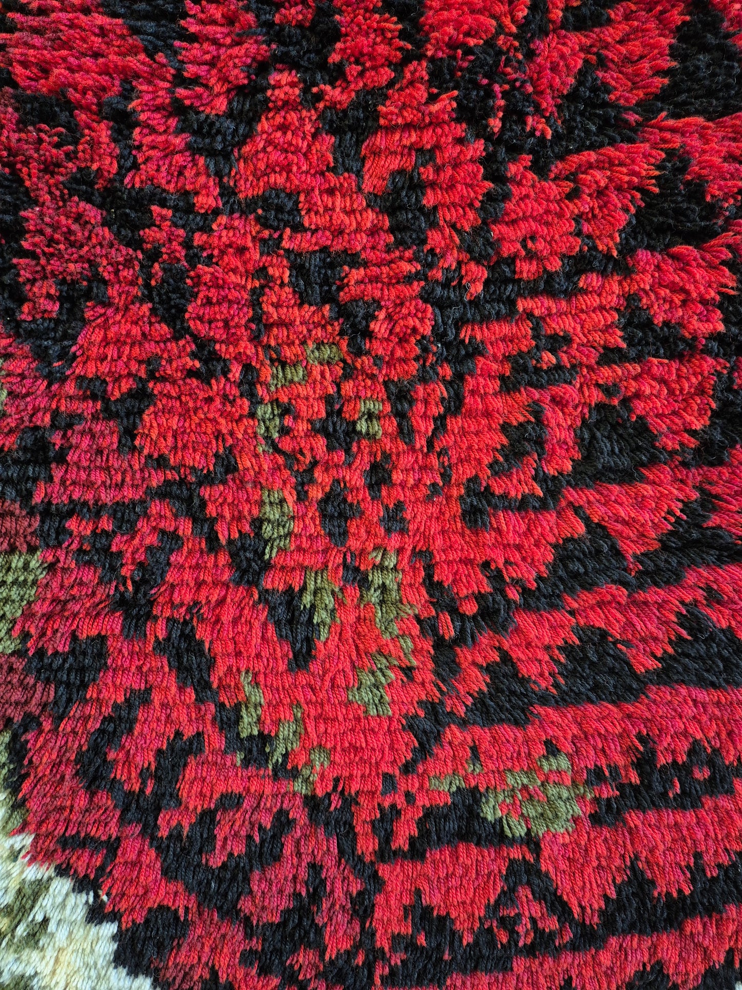 Kirsti Ilvessalo "Metsässä palaa" Ryijy Wall Hanging – Finnish Mid-Century Modern Wool Textile Art