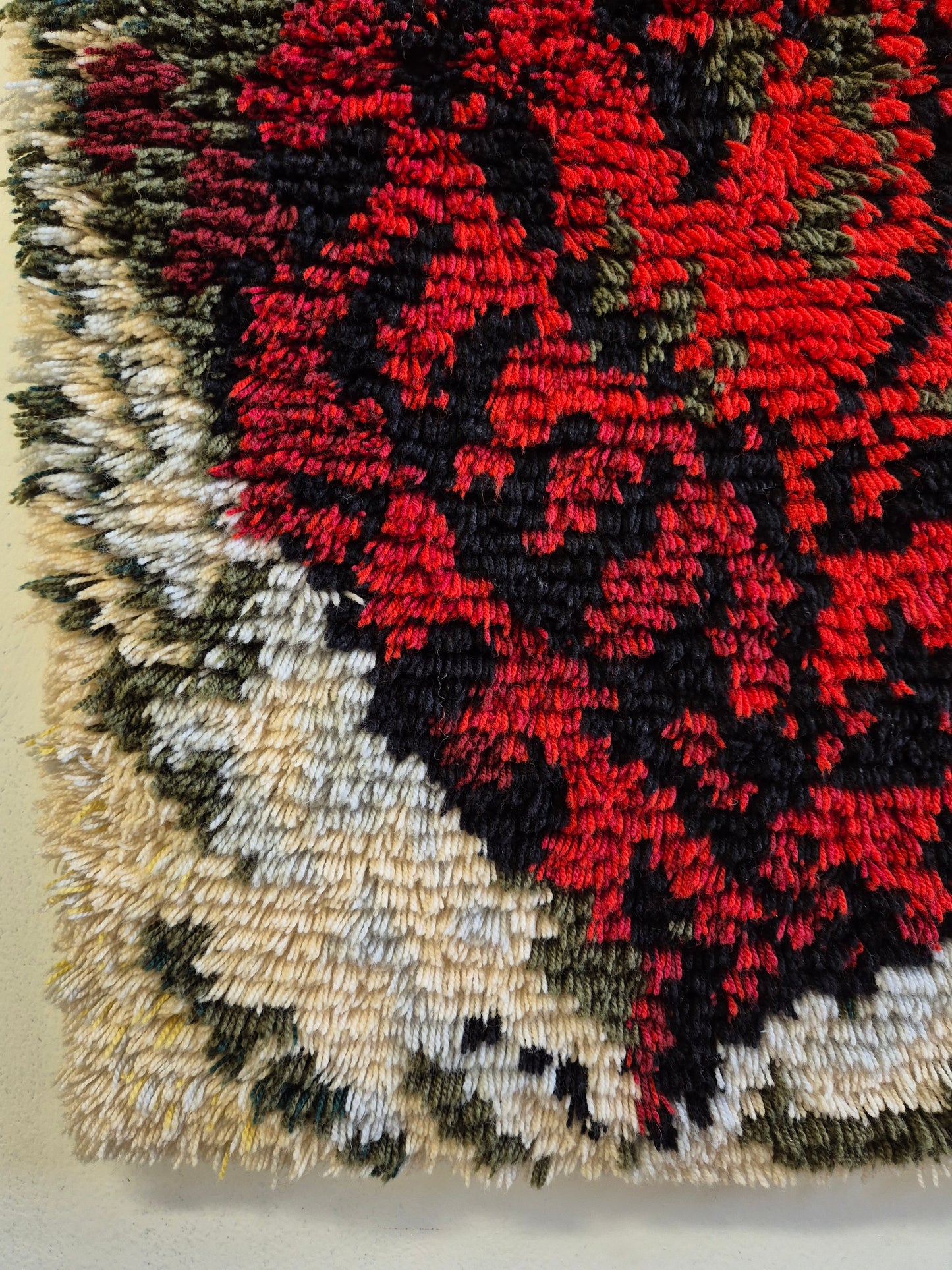 Kirsti Ilvessalo "Metsässä palaa" Ryijy Wall Hanging – Finnish Mid-Century Modern Wool Textile Art