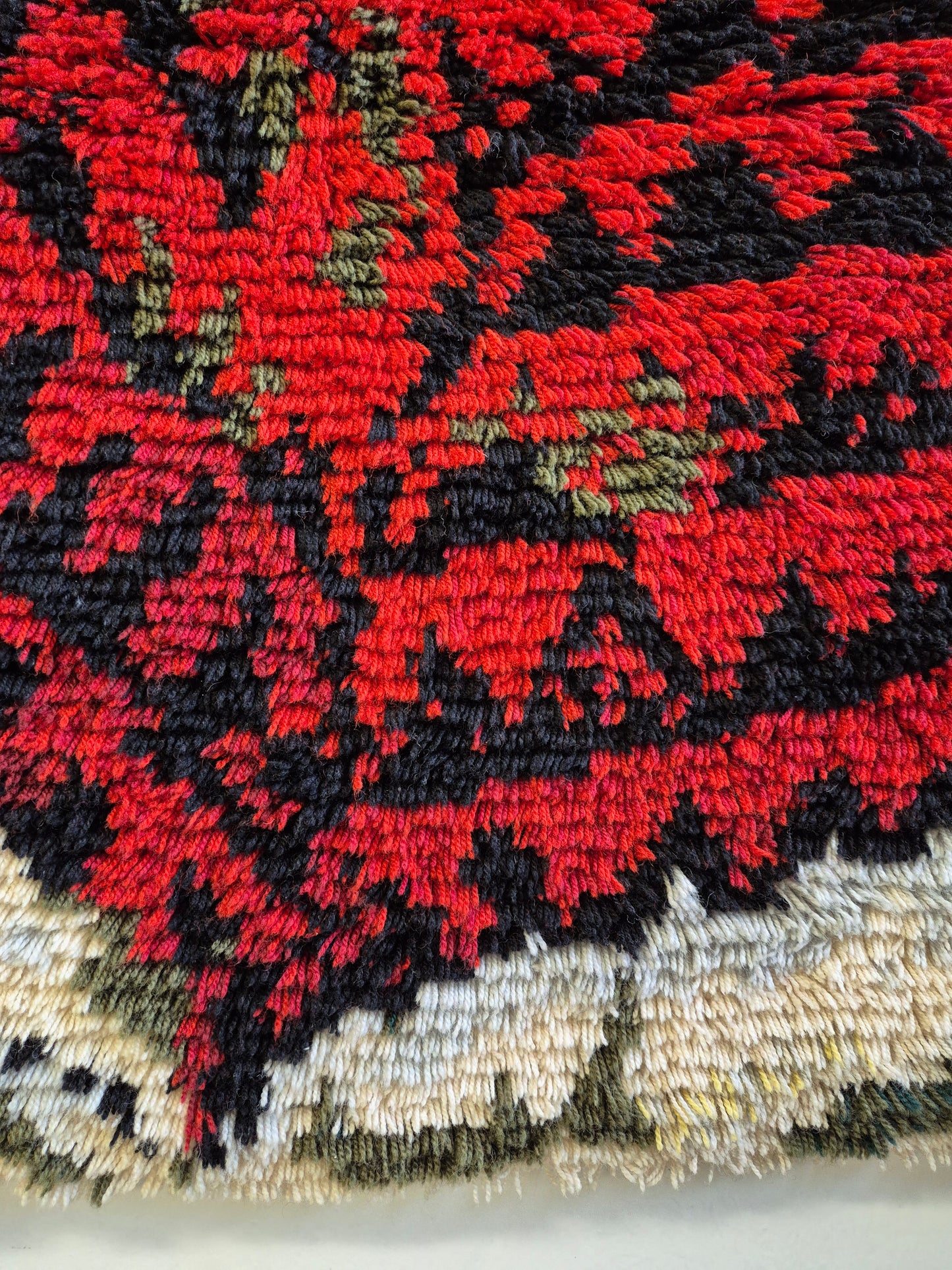 Kirsti Ilvessalo "Metsässä palaa" Ryijy Wall Hanging – Finnish Mid-Century Modern Wool Textile Art