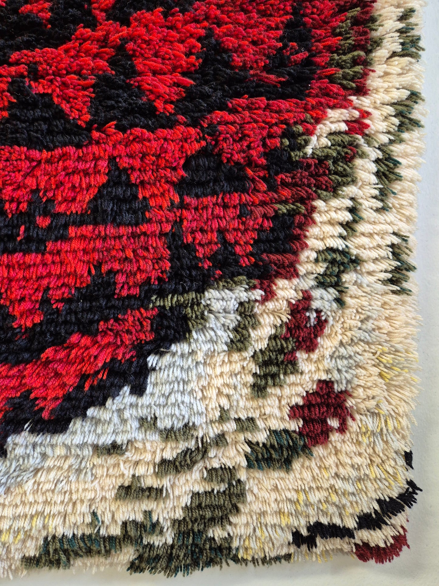Kirsti Ilvessalo "Metsässä palaa" Ryijy Wall Hanging – Finnish Mid-Century Modern Wool Textile Art