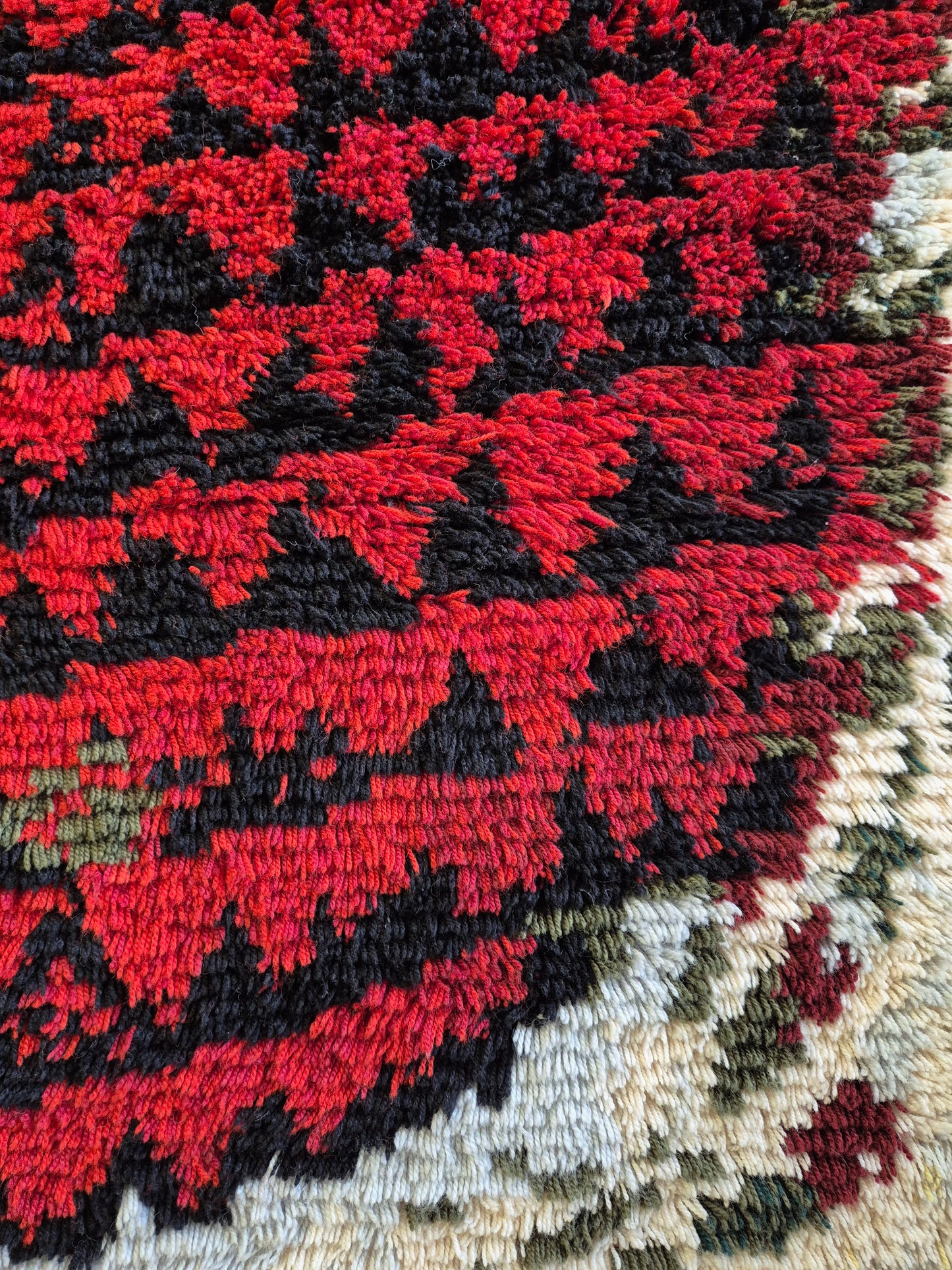 Kirsti Ilvessalo "Metsässä palaa" Ryijy Wall Hanging – Finnish Mid-Century Modern Wool Textile Art