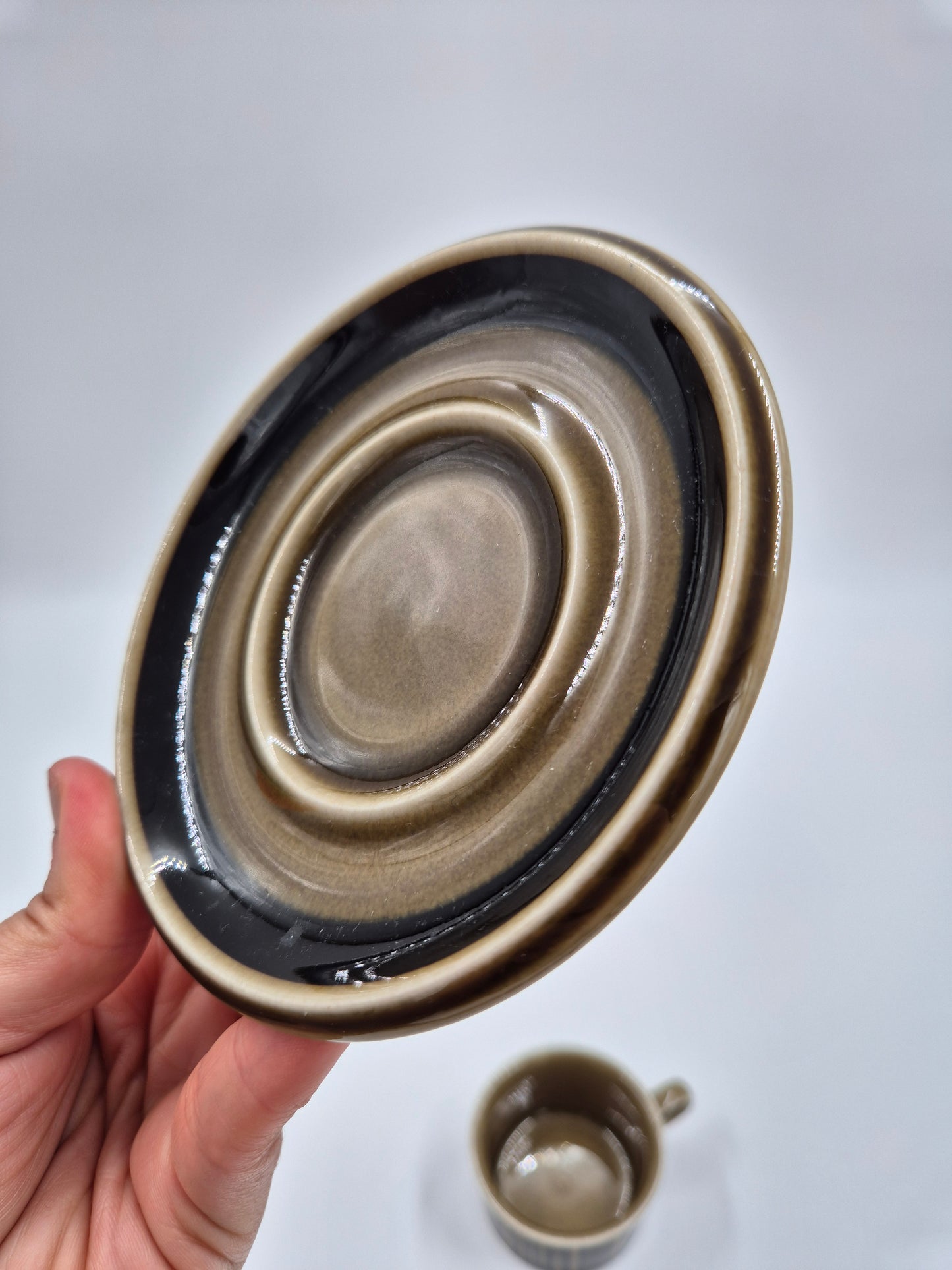 Arabia Kosmos Mokka Cup Set – Coffee Cup, Saucer & Dessert Plate – Gunvor Olin-Grönqvist – Finnish Vintage Stoneware