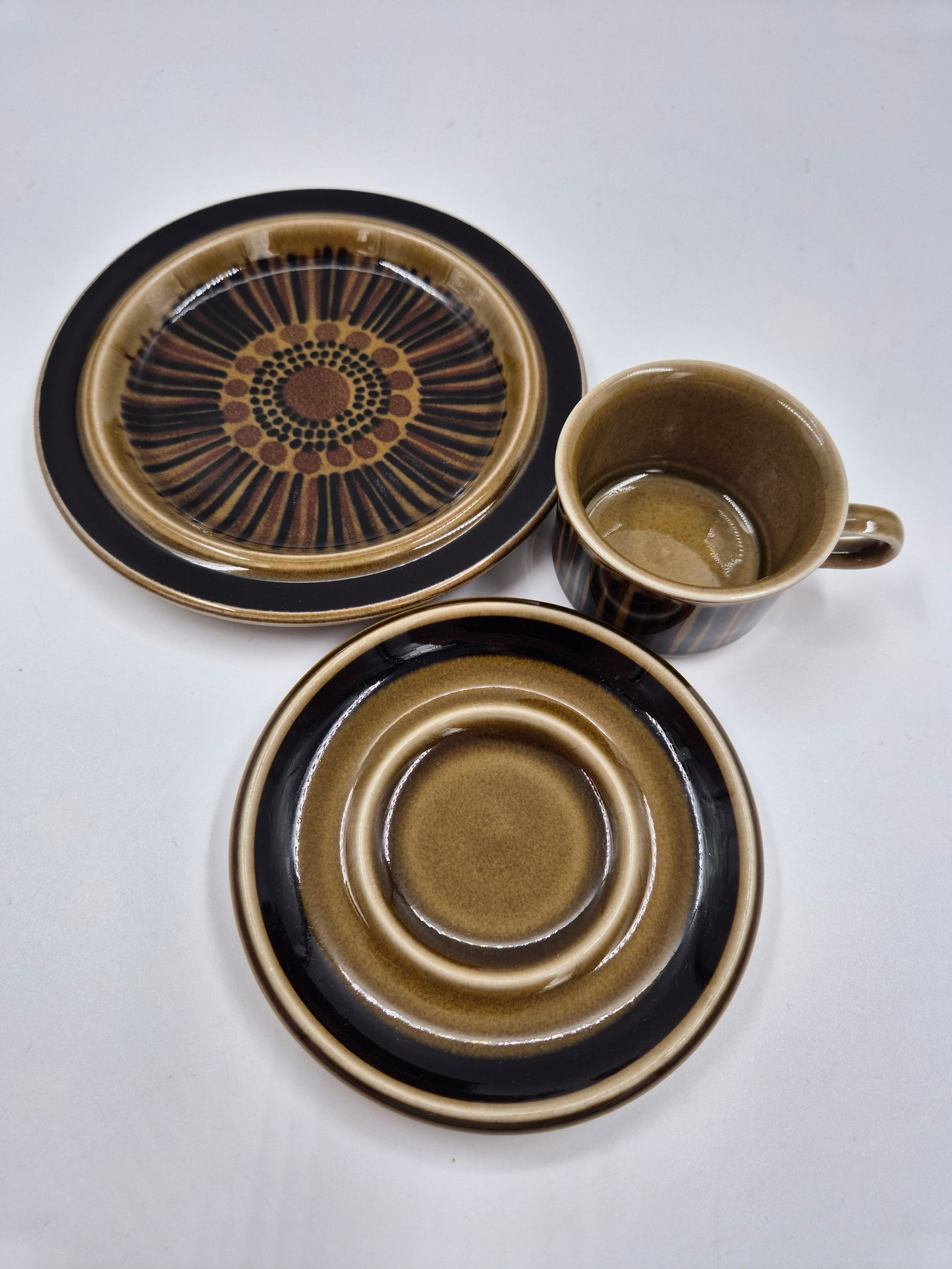 Arabia Kosmos Mokka Cup Set – Coffee Cup, Saucer & Dessert Plate – Gunvor Olin-Grönqvist – Finnish Vintage Stoneware